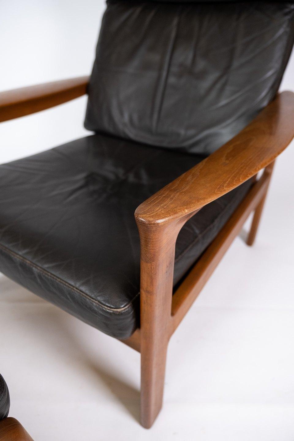 Danois Easy Chair avec tabouret en teck recouvert de cuir noir par Arne Vodder en vente