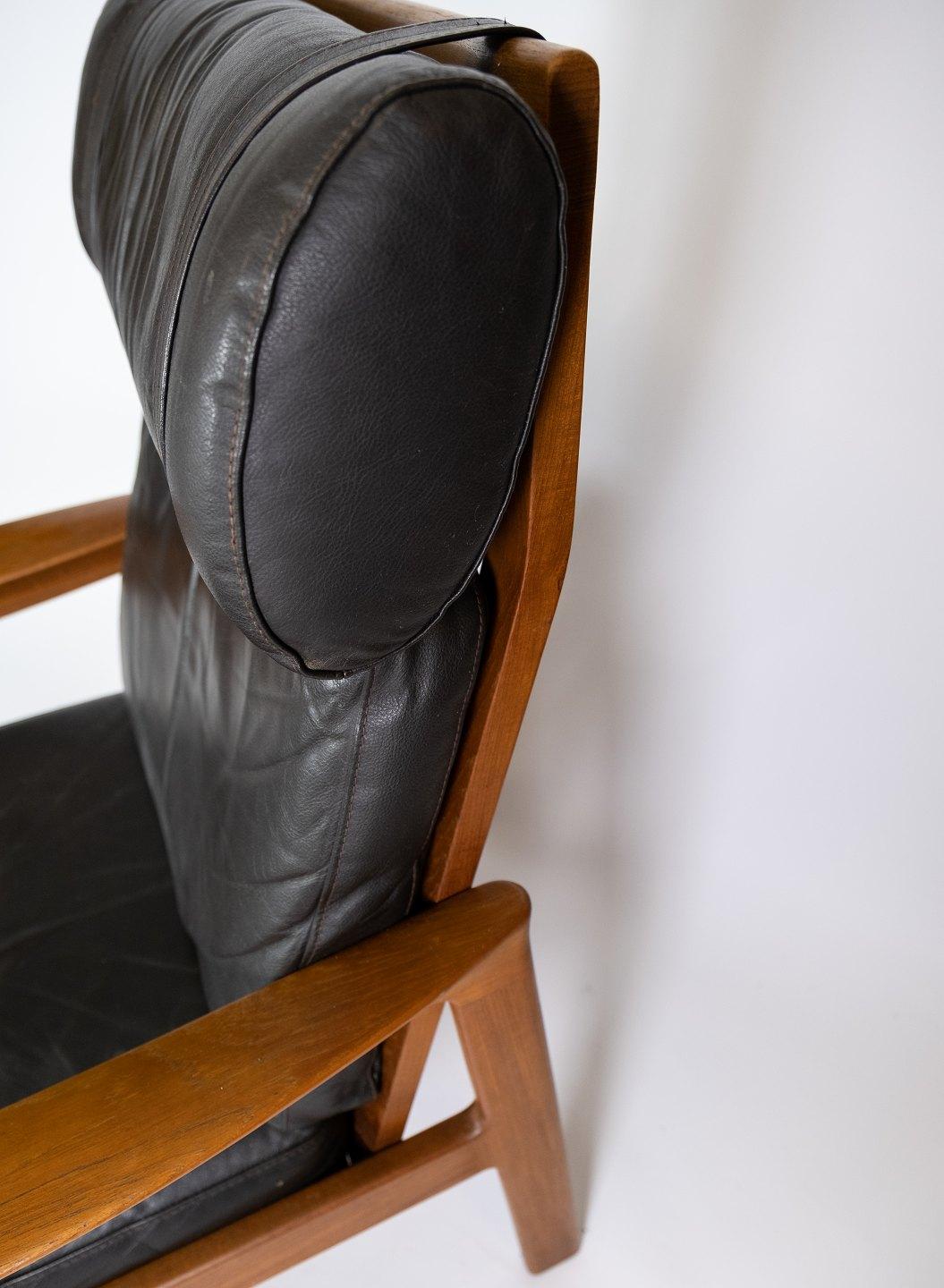 Milieu du XXe siècle Easy Chair avec tabouret en teck recouvert de cuir noir par Arne Vodder en vente