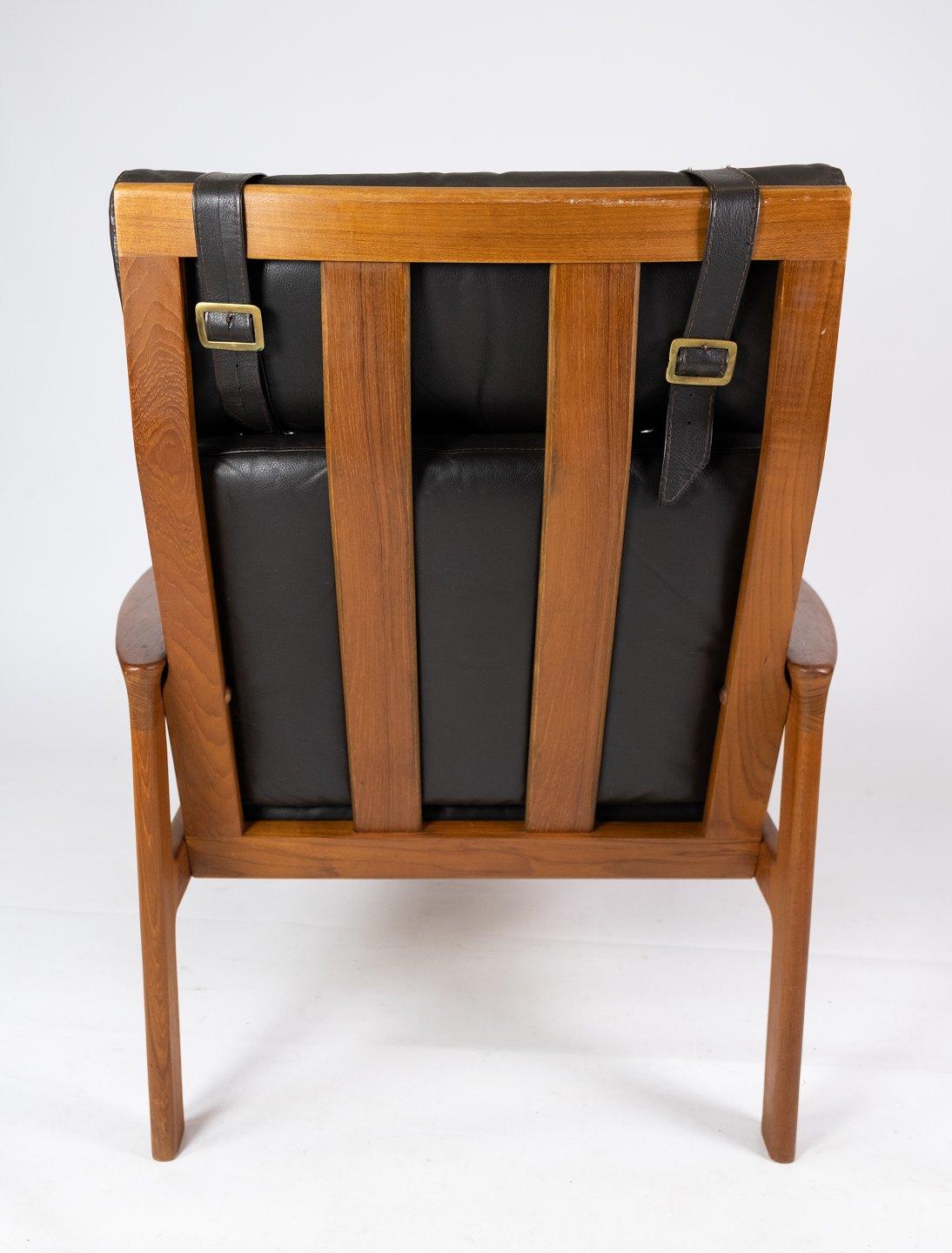 Cuir Easy Chair avec tabouret en teck recouvert de cuir noir par Arne Vodder en vente