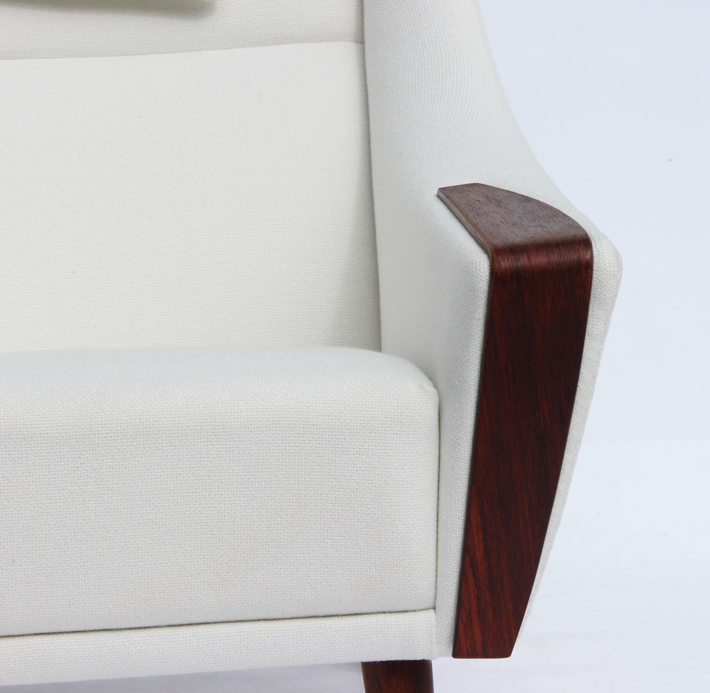 Scandinave moderne Fauteuil à haut dossier tapissé de tissu blanc, design danois, années 1960 en vente