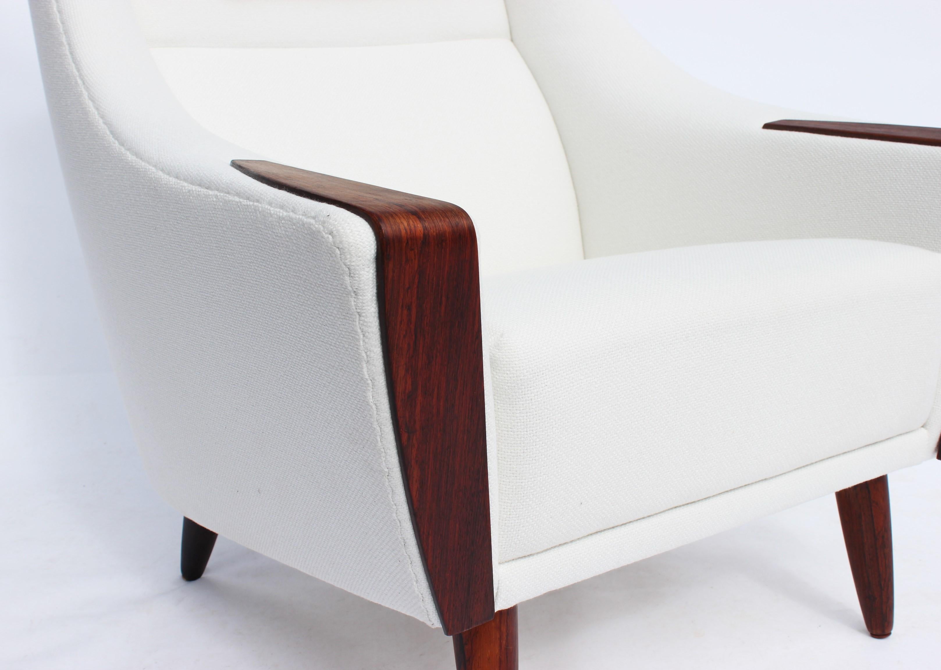 Easy Chair mit hoher Rückenlehne, gepolstert mit weißem Stoff, dänisches Design, 1960er Jahre (Mitte des 20. Jahrhunderts) im Angebot