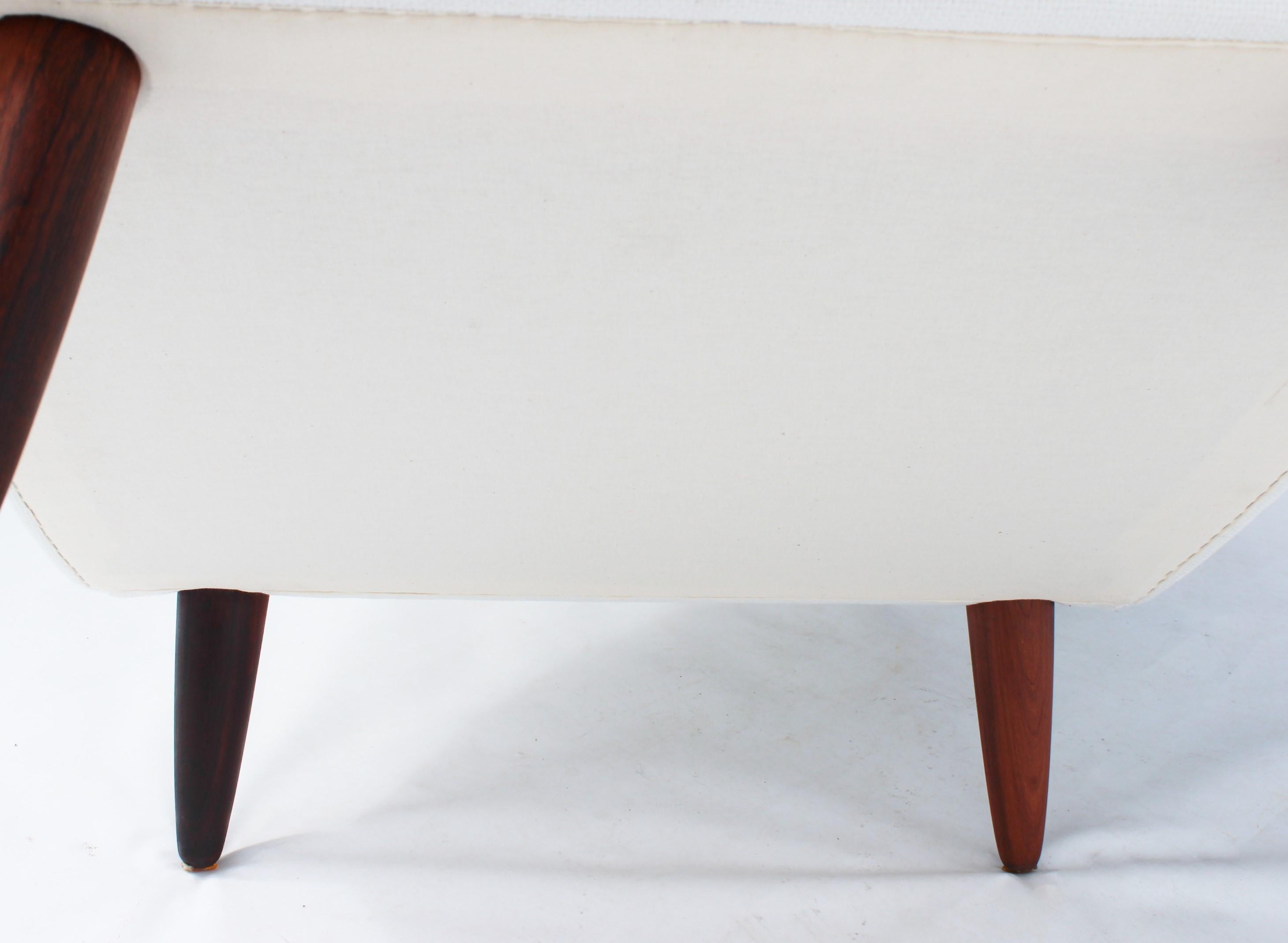 Fauteuil à haut dossier tapissé de tissu blanc, design danois, années 1960 en vente 2