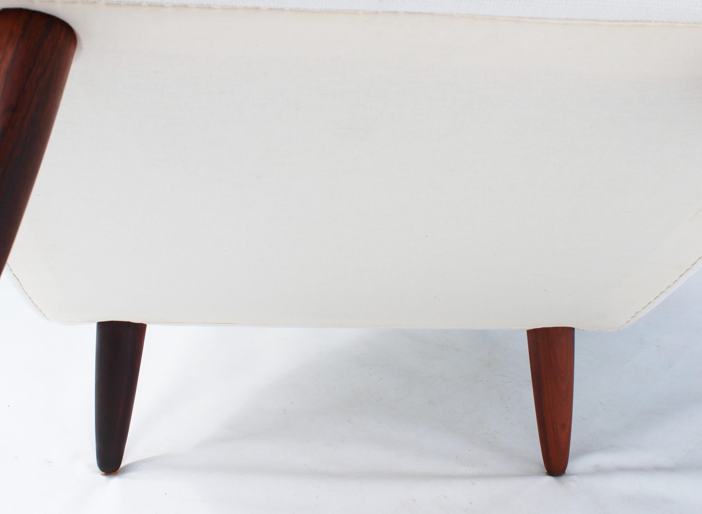 Easy Chair mit hoher Rückenlehne, gepolstert mit weißem Stoff, dänisches Design, 1960er Jahre im Angebot 2