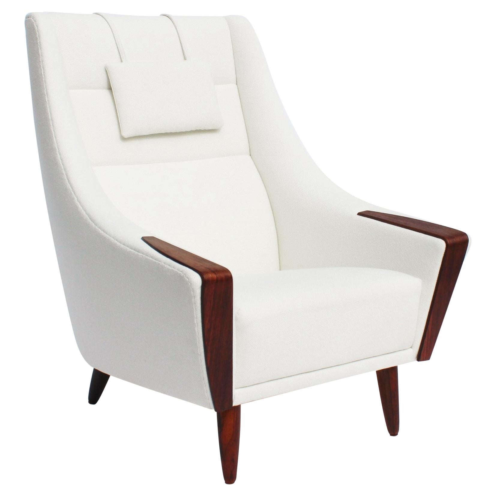 Easy Chair mit hoher Rückenlehne, gepolstert mit weißem Stoff, dänisches Design, 1960er Jahre