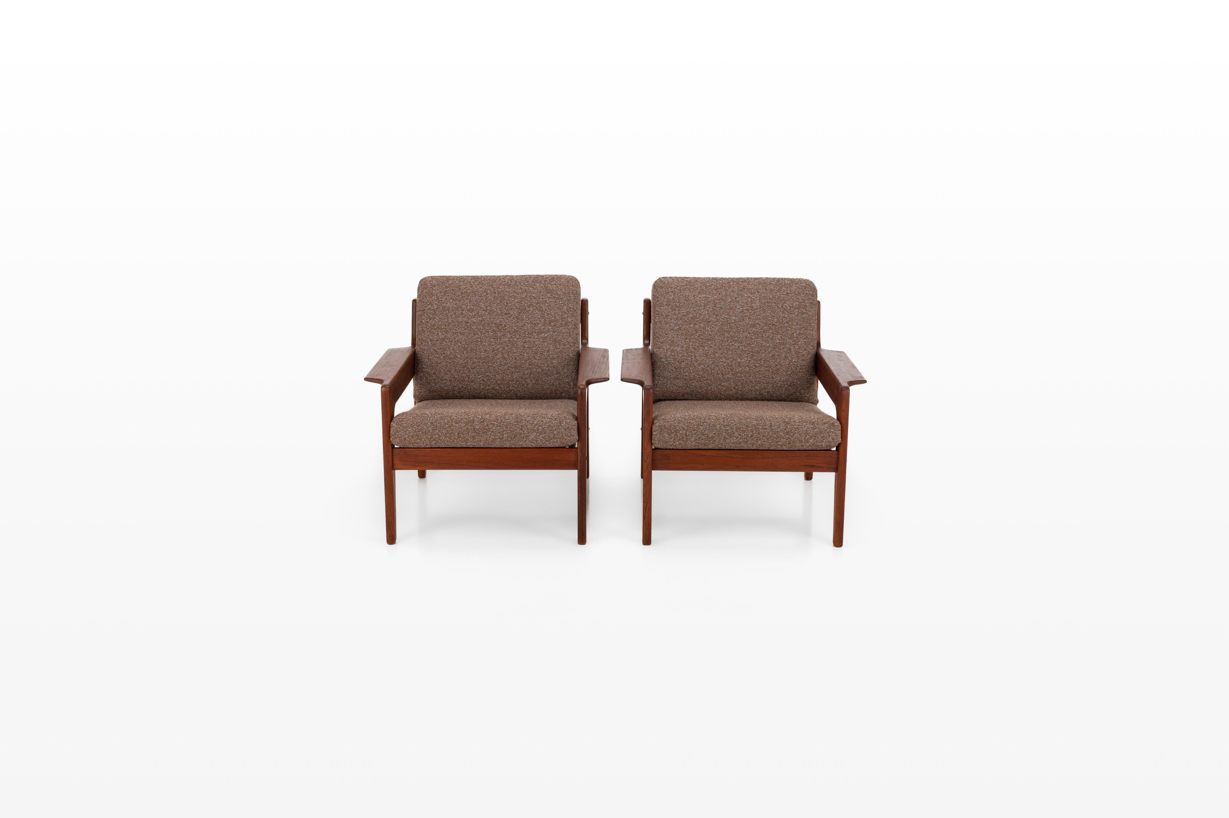Pair of easy chairs by Arne Wahl Iversen and produced by Komfort. Designed in Denmark in the 1960s.
The solid teak frame adds warmth and character, while the cushions (newly reupholstered in a soft brown fabric) bring comfort and style