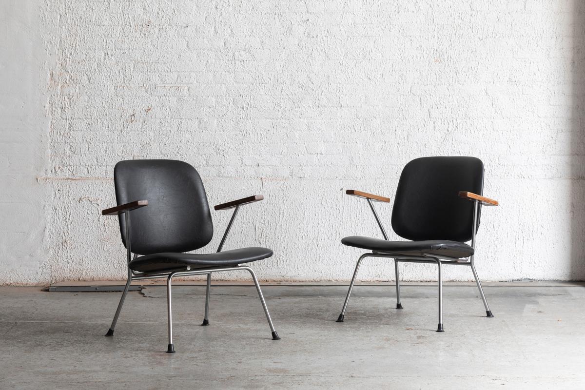 Easy chairs designed by Gijs van der Sluis for Van der Sluis Stalen, Dutch design from the 1950s. Metal frame with a black leather skai upholstery and wooden armrests. These side chairs are in good condition with some using marks as shown in the