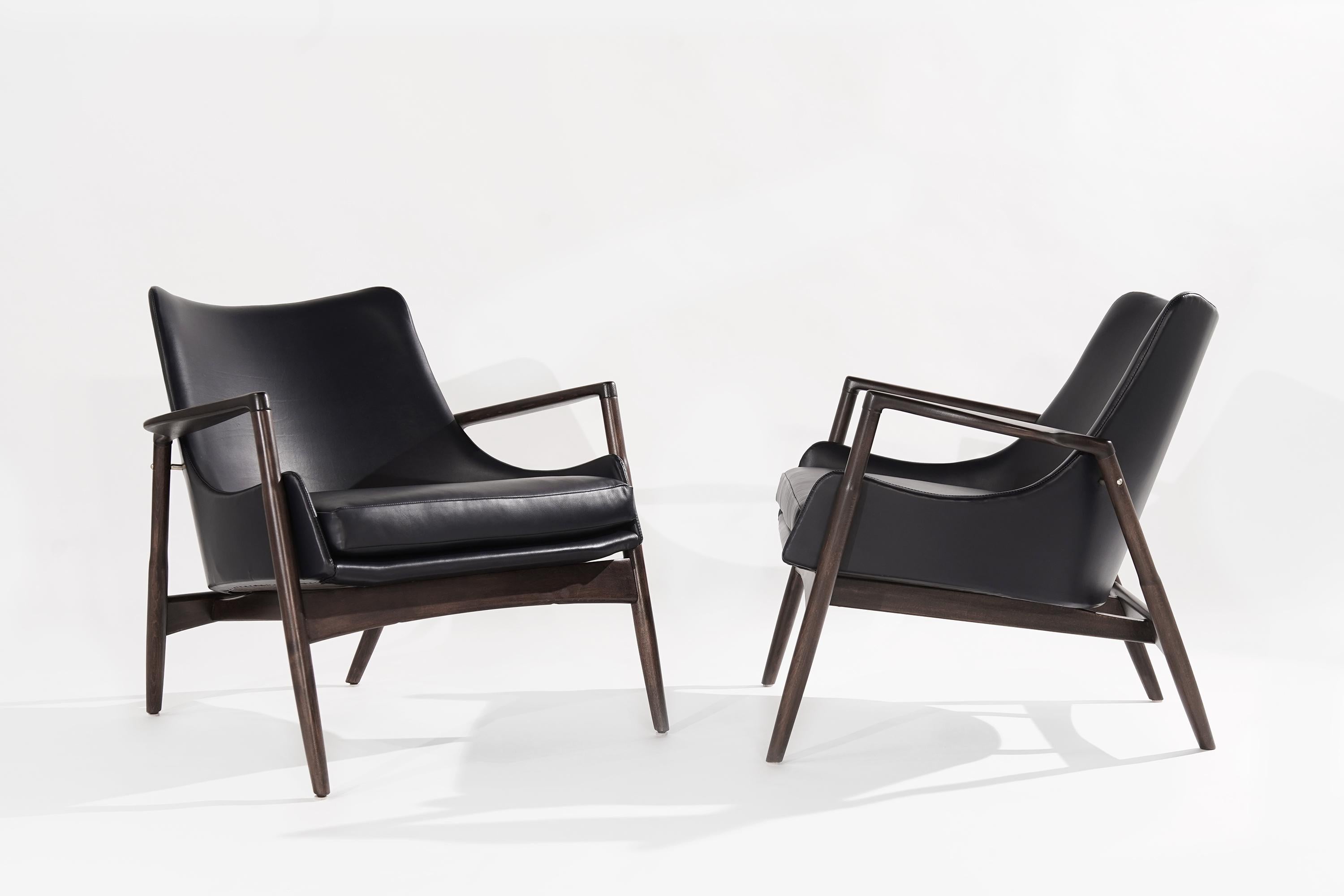 Set of two midcentury Scandinavian Easy Lounge Chairs by Ib Kofod Larsen for Selig. Classic organic design, featuring fully restored sculptural teak framework with brass details, newly upholstered in midnight blue leather by Holly Hunt.

Other