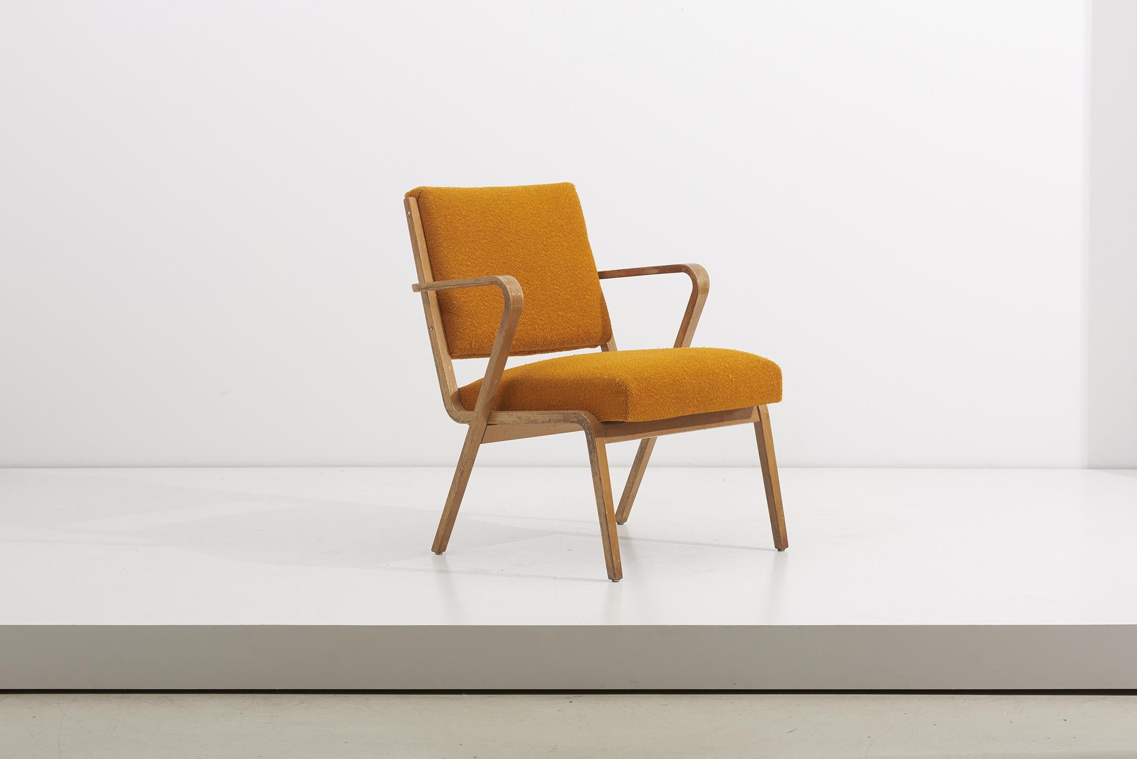 Set of 2 easy chairs designed by architect Selman Selmanagic in 1957 for the East German manufacturer VEB Deutsche Werkstätten Hellerau.
Good original condition.