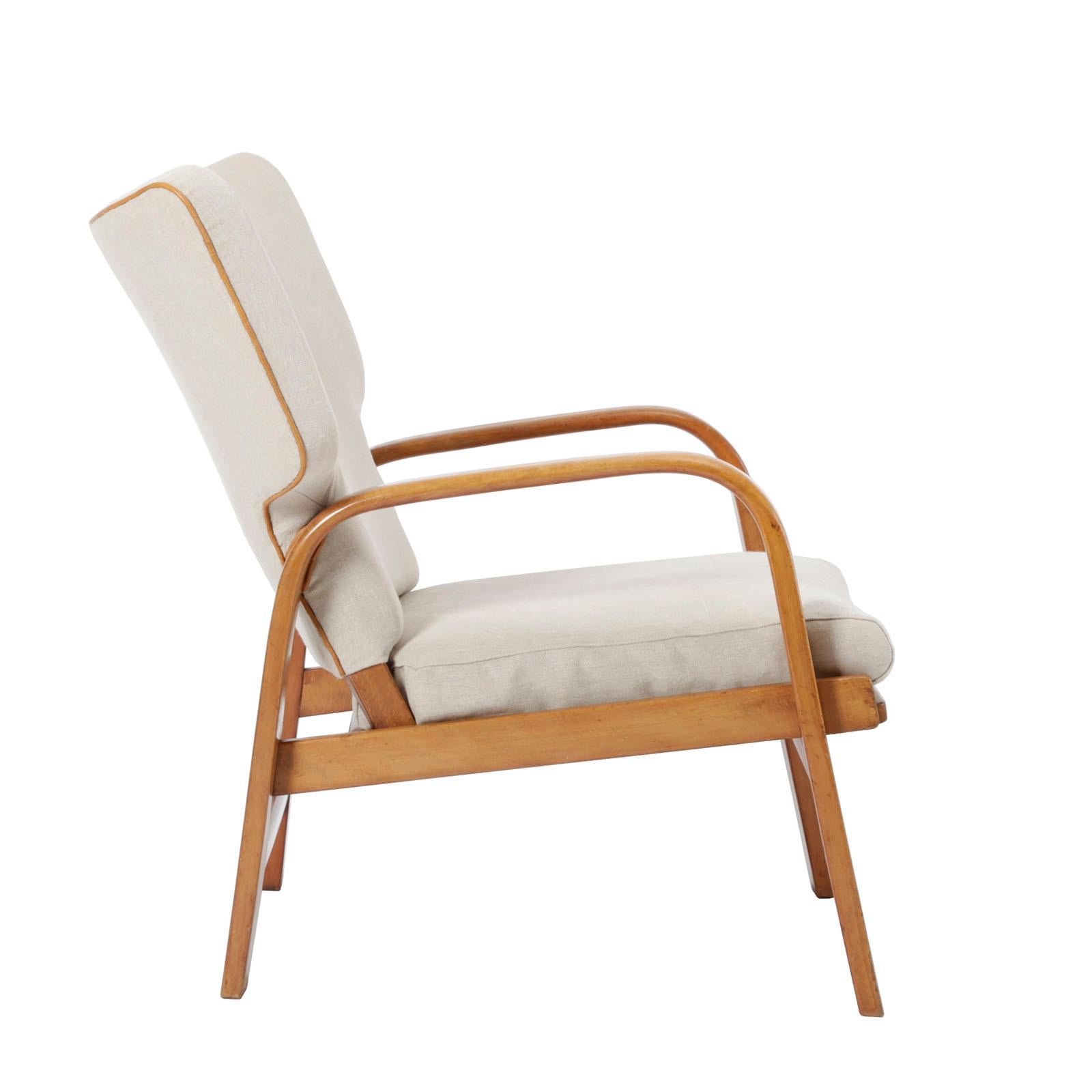 An easy chair with a beech frame and a broad back upholstered in linen canvas with buttons and piping in natural leather
Designed by Magnus Stephensen in 1932. Made by Fritz Hansen, Denmark
Two chairs available.