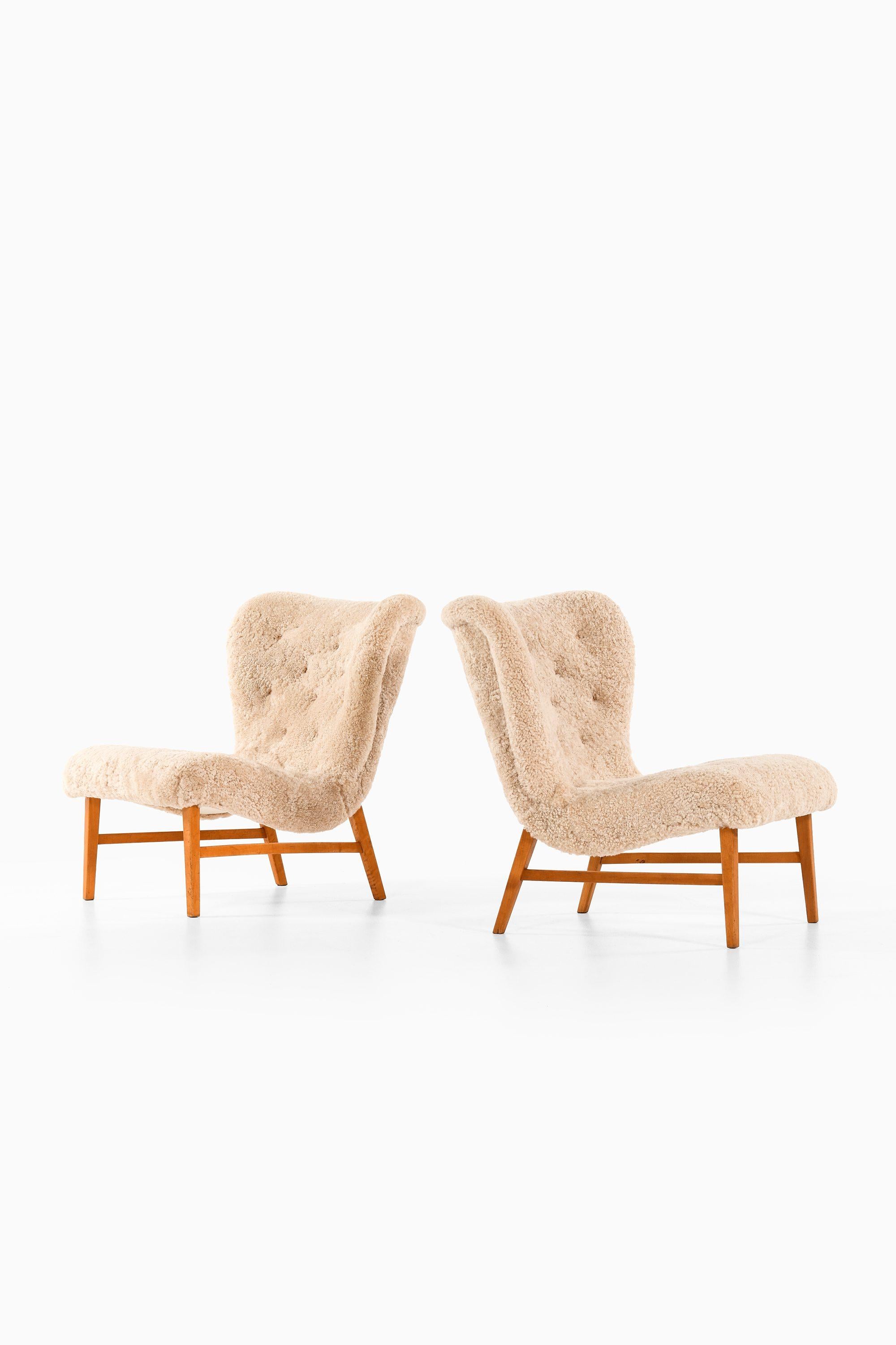 Scandinavo moderno Sedie facili in Beeche e rivestite in pelle di pecora di Erik Bertil Karlén, anni '40 in vendita