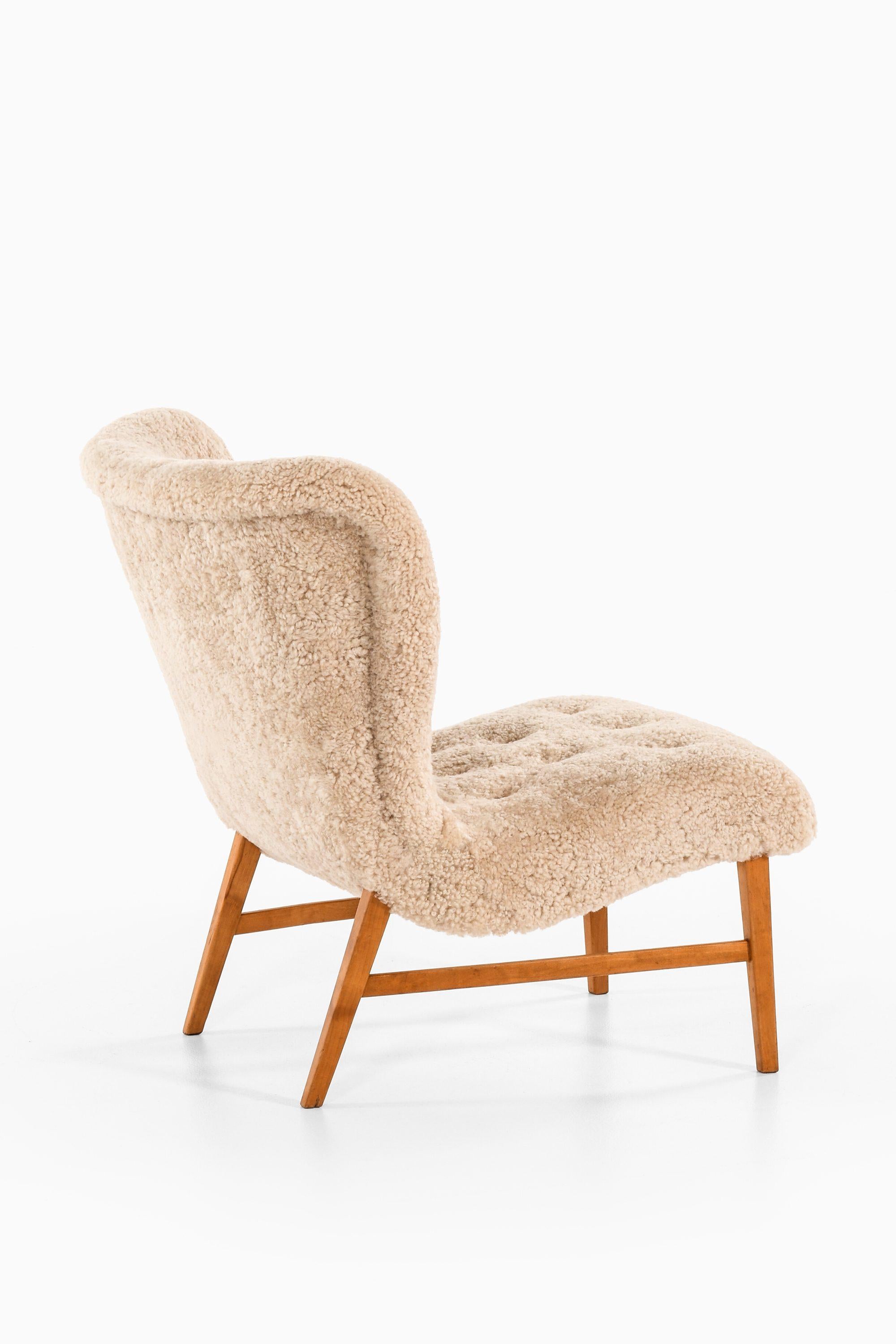 XX secolo Sedie facili in Beeche e rivestite in pelle di pecora di Erik Bertil Karlén, anni '40 in vendita