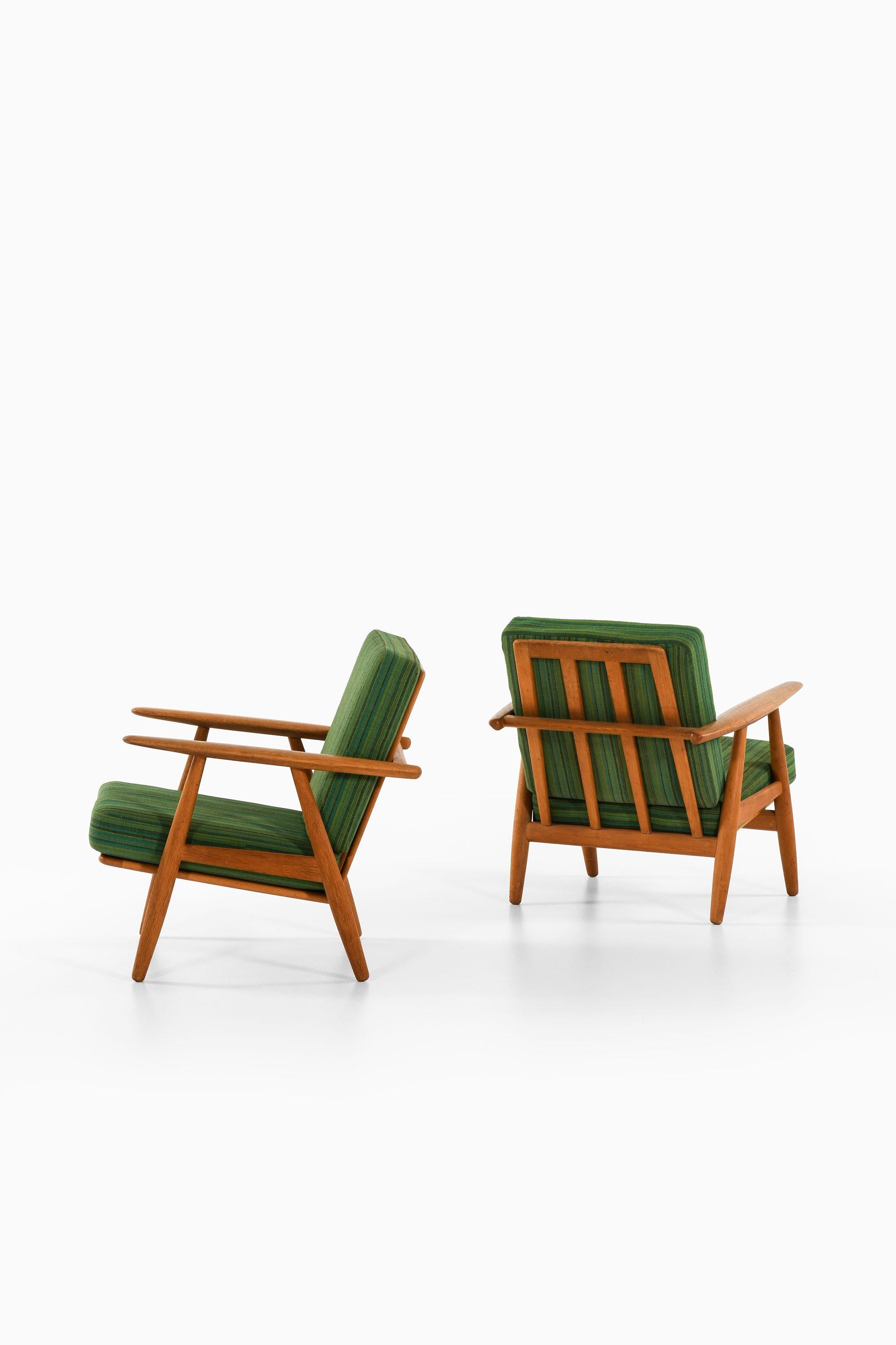 Sessel in Eiche mit Originalstoff von Hans Wegner, 1950er Jahre (Skandinavische Moderne) im Angebot