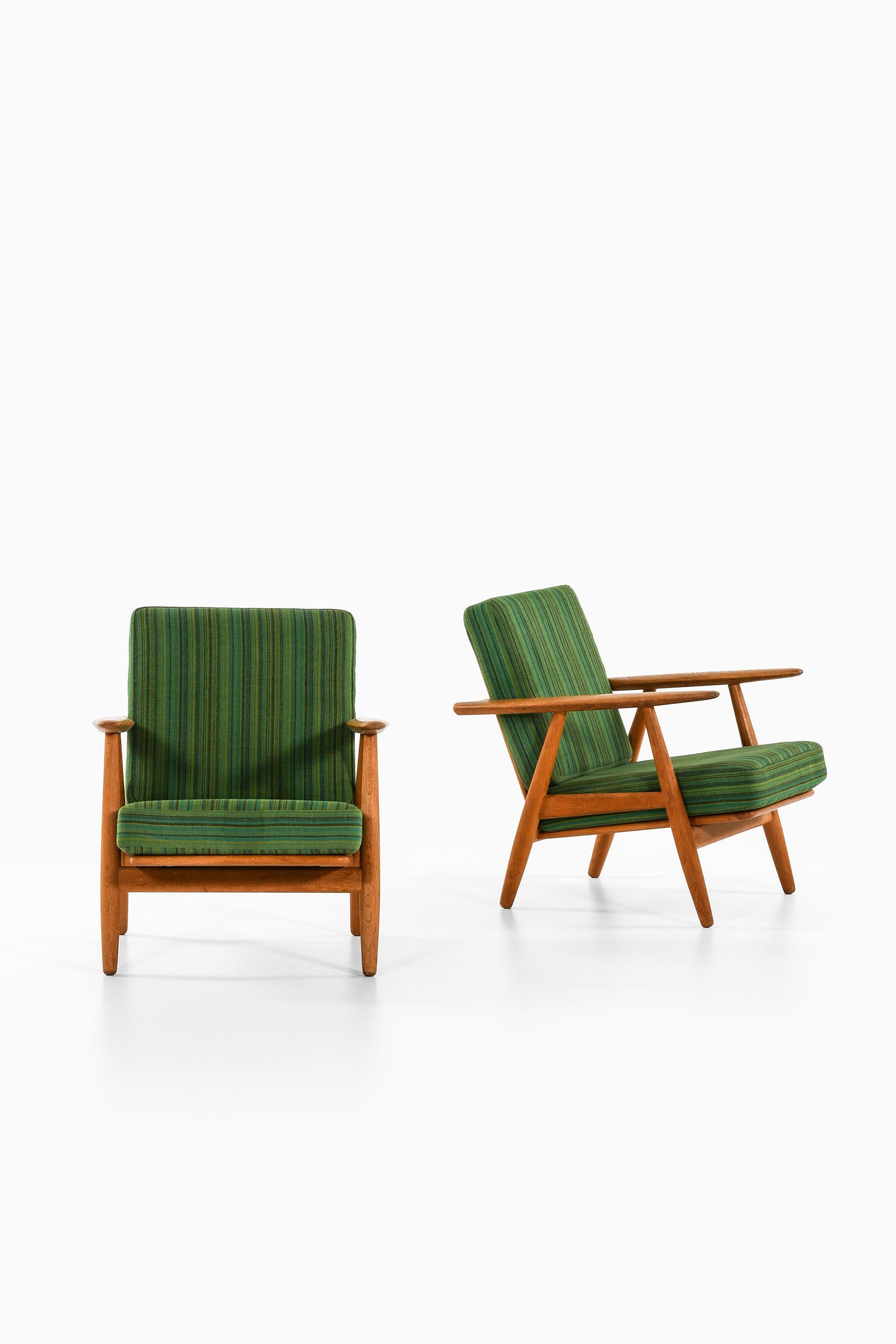 Sessel in Eiche mit Originalstoff von Hans Wegner, 1950er Jahre (Dänisch) im Angebot