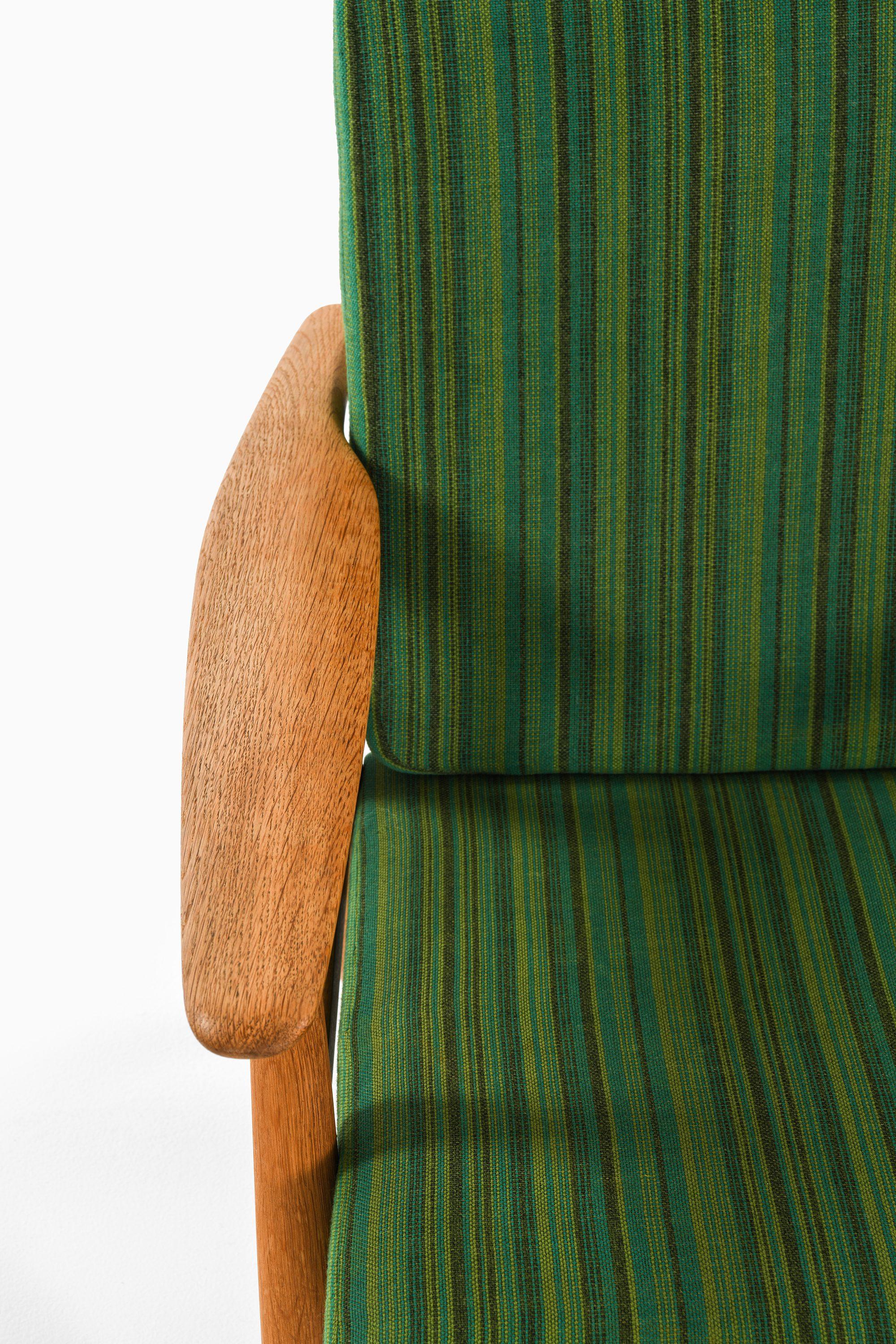 Sessel in Eiche mit Originalstoff von Hans Wegner, 1950er Jahre im Zustand „Gut“ im Angebot in Limhamn, Skåne län