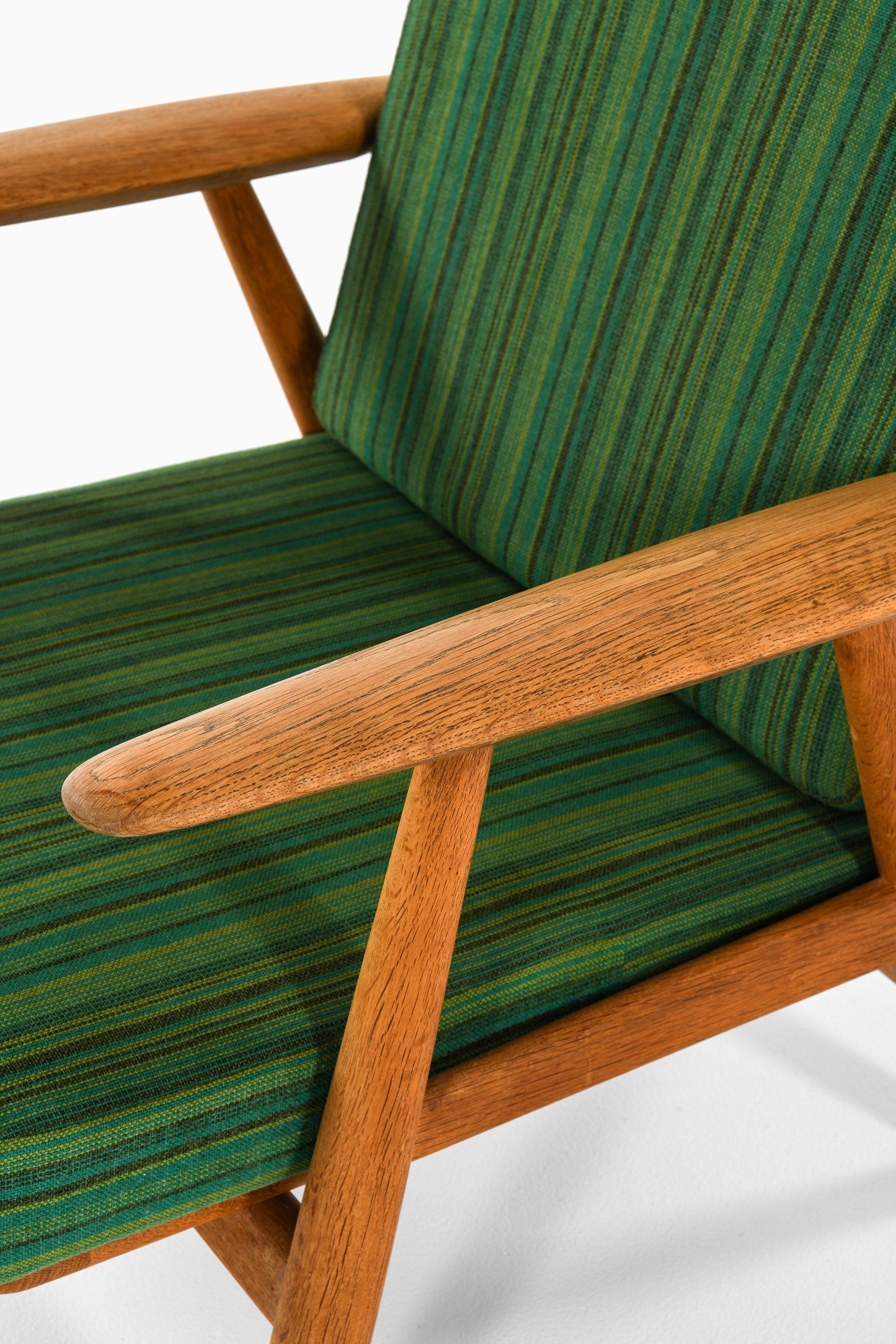 Sessel in Eiche mit Originalstoff von Hans Wegner, 1950er Jahre (20. Jahrhundert) im Angebot