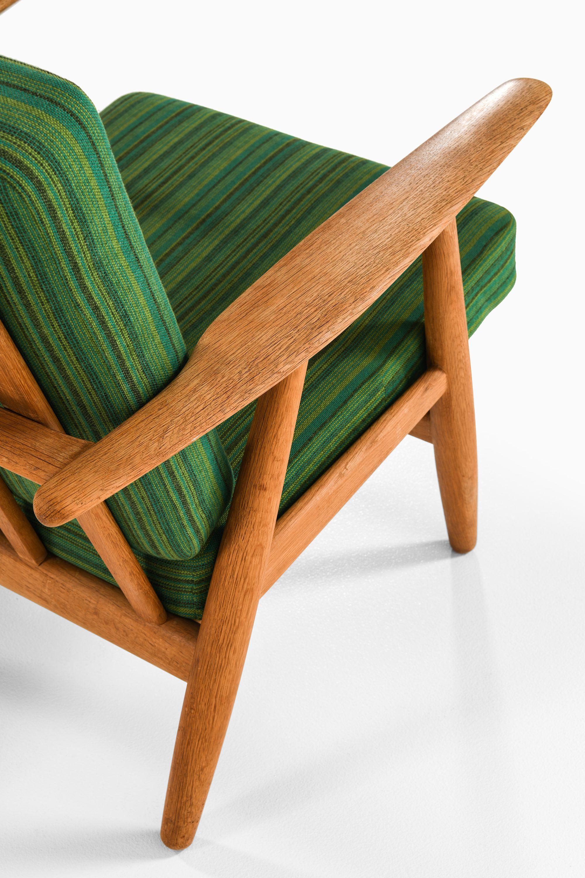 Sessel in Eiche mit Originalstoff von Hans Wegner, 1950er Jahre (Eichenholz) im Angebot