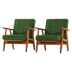 Fauteuils en chêne avec tissu d'origine de Hans Wegner, années 1950