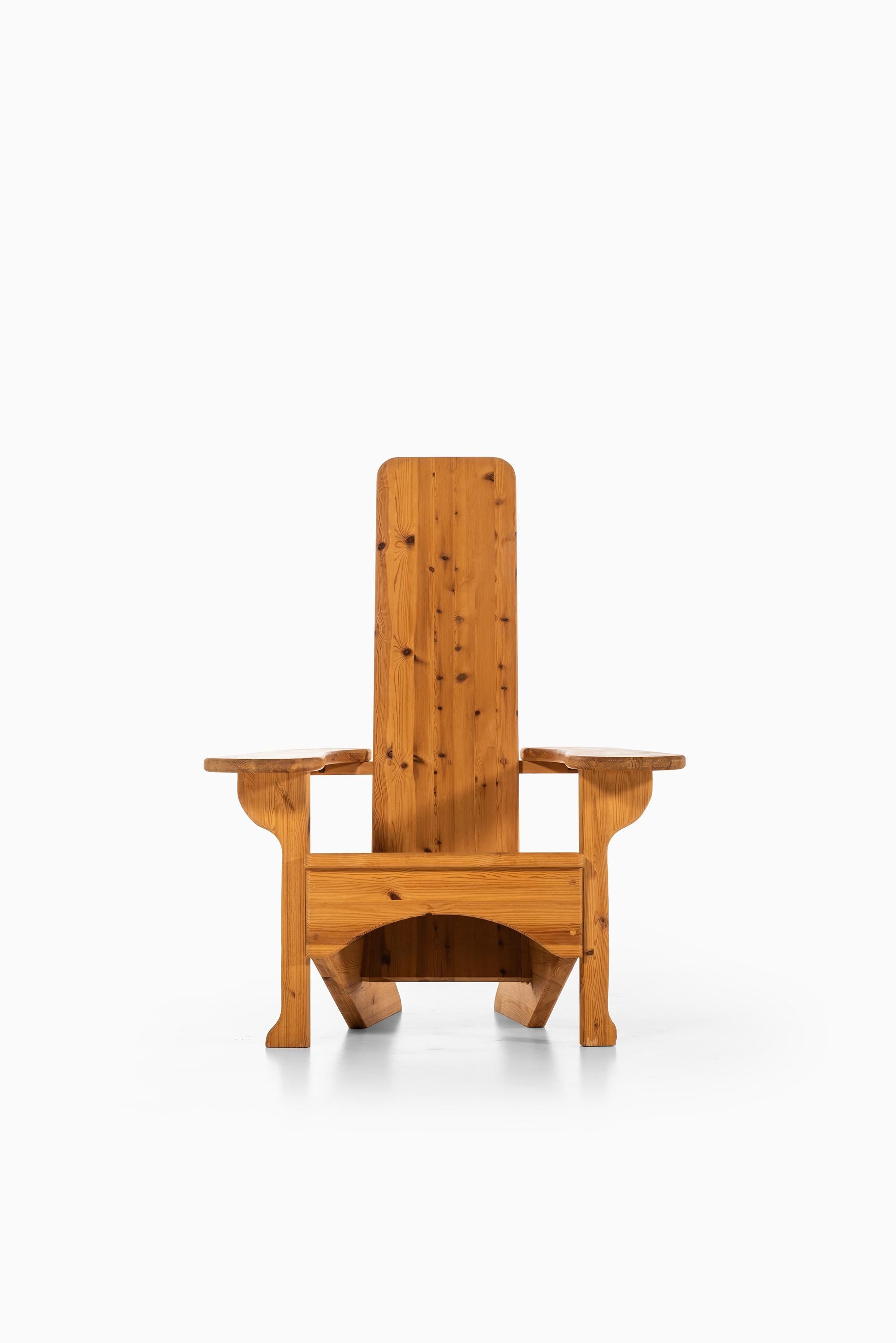 Fauteuils en pin massif dans le style de Mario Ceroli. Le prix est indiqué par chaise.