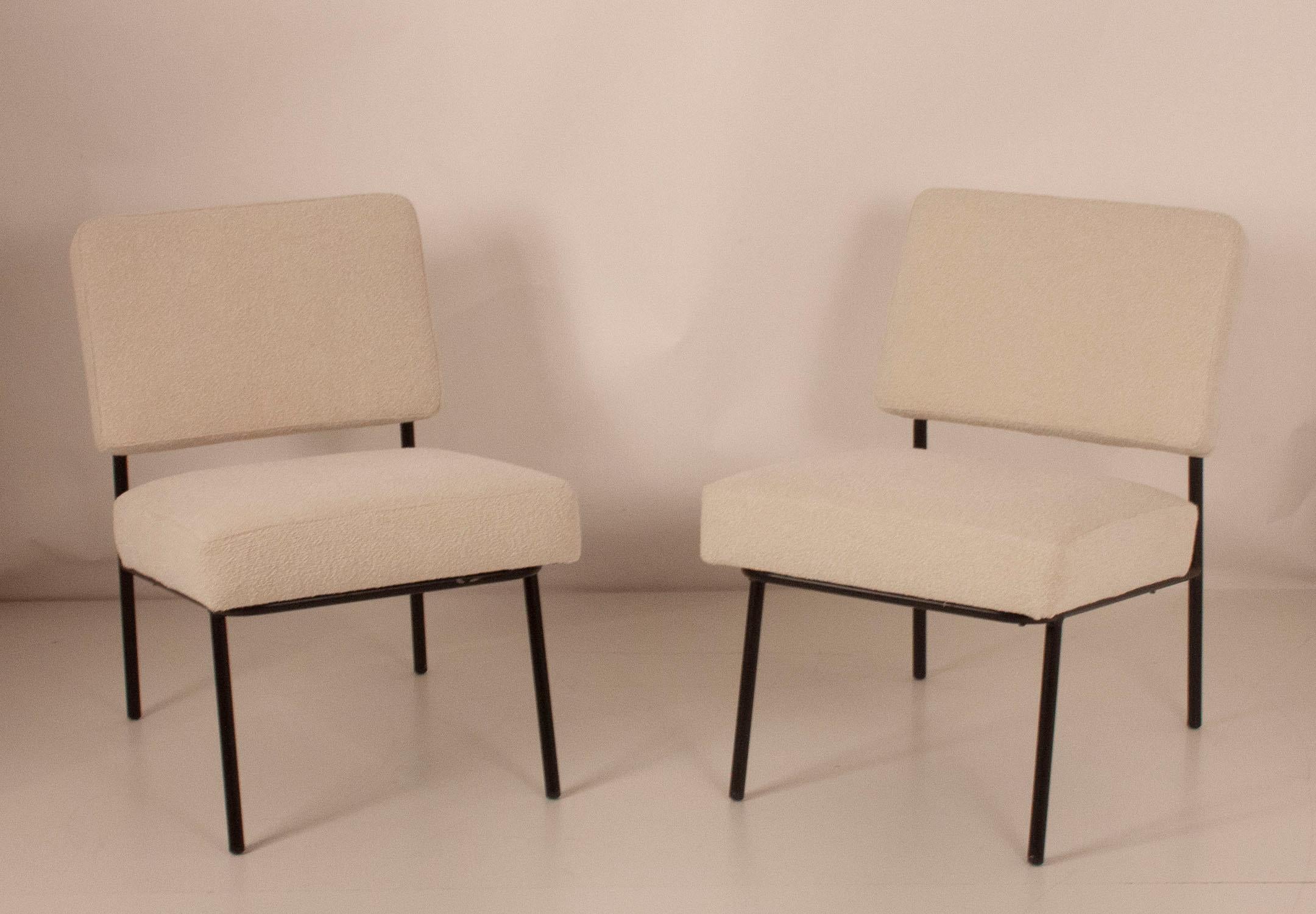 Easy chairs in the style of Pierre Guariche, 1950s, Spain, set of 2.
In very good condition. They are restored and upholstered again in a white fabric.