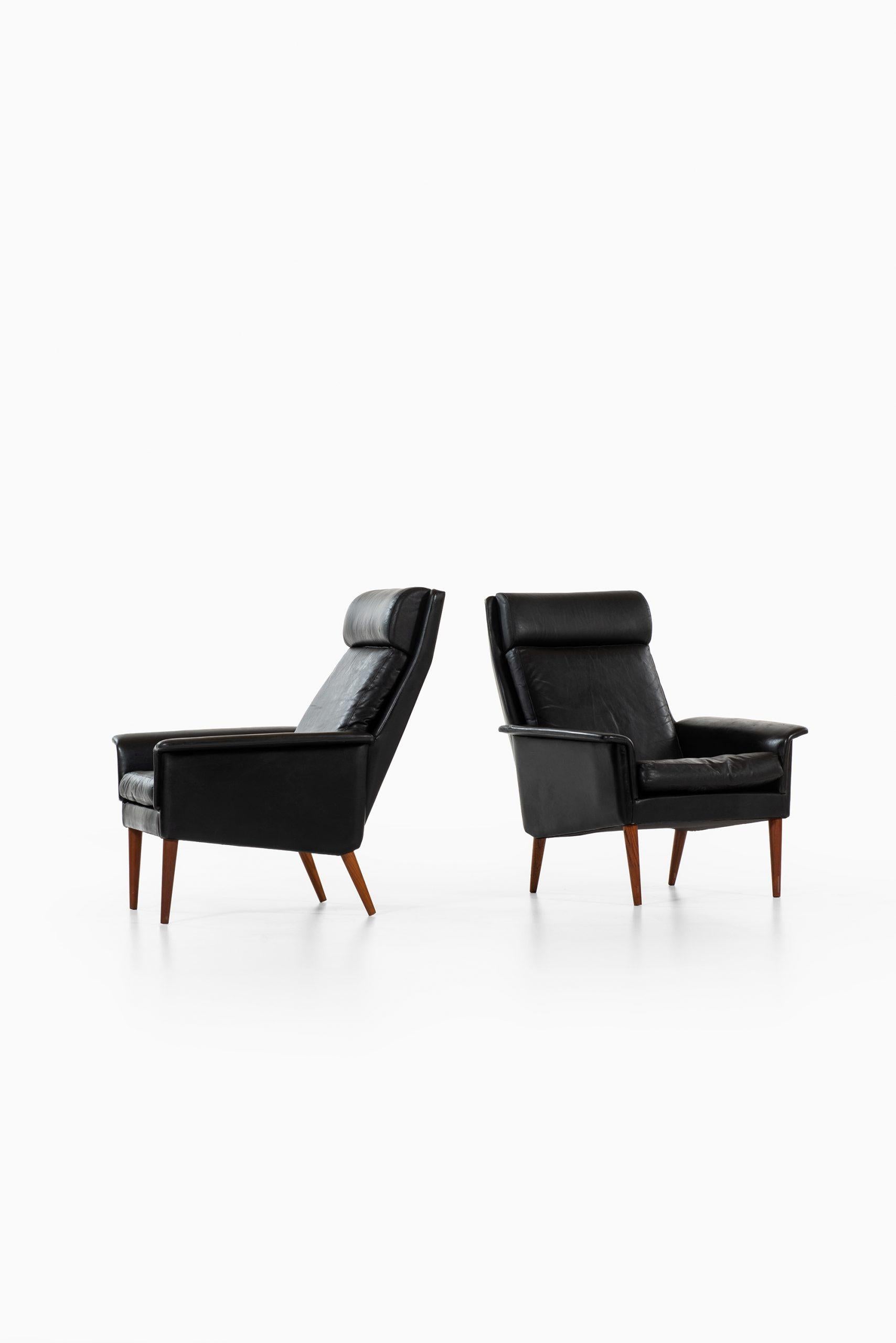 A pair of easy chairs by unknown designer. Produced in Denmark.