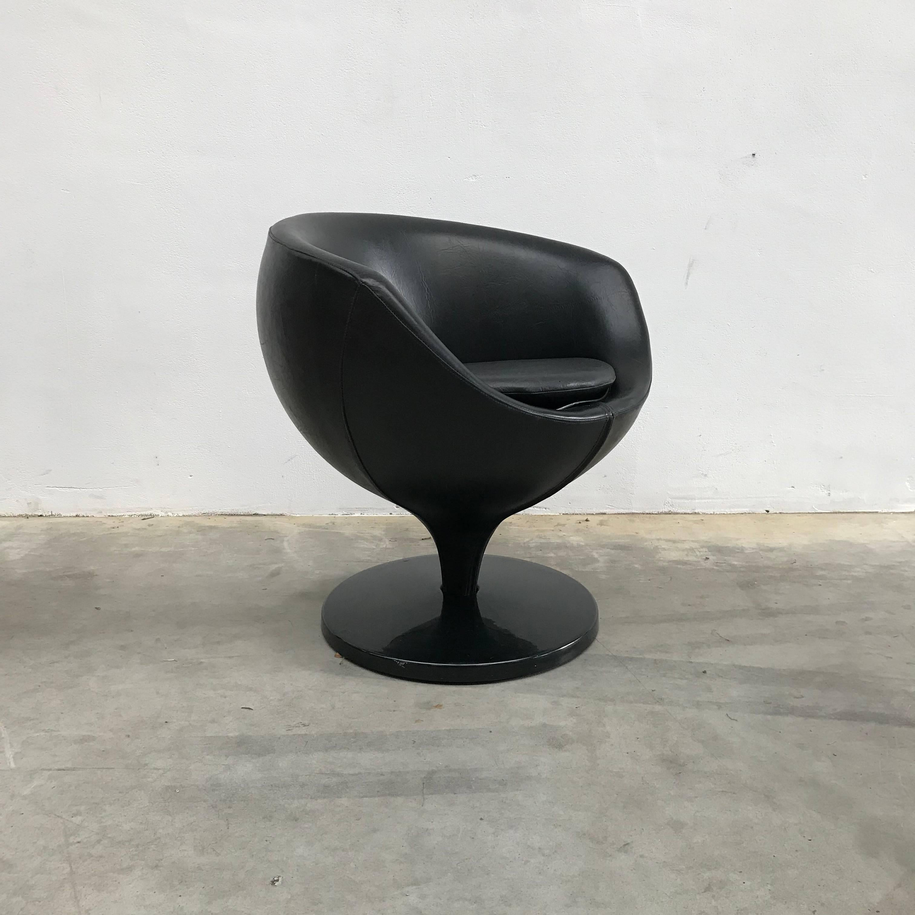 Vintage clubchair/ lounge chair designed by Pierre Gauriche for his planetary series for Meurop, Belgium, 1967.
The chair swivels and is covered in the original black skai (faux leather). Superb original condition (comes from first owner!). The