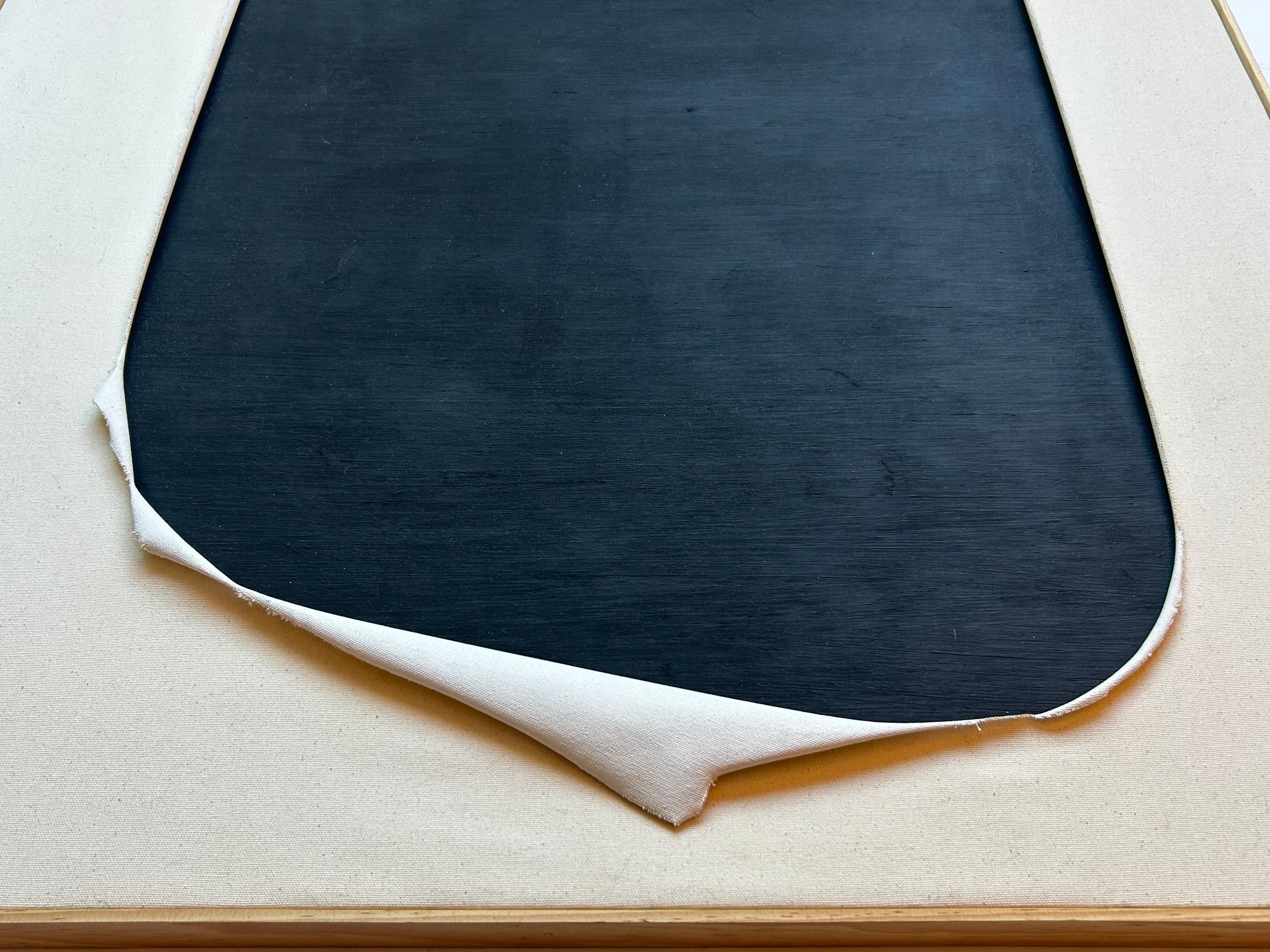 Ursprüngliches Kunstwerk.
Das Kunst- und Designkontinuum von Form und Raum.
Handgerissene Leinwand und schwarzer Gesso mit dünnem Holzrahmen.
