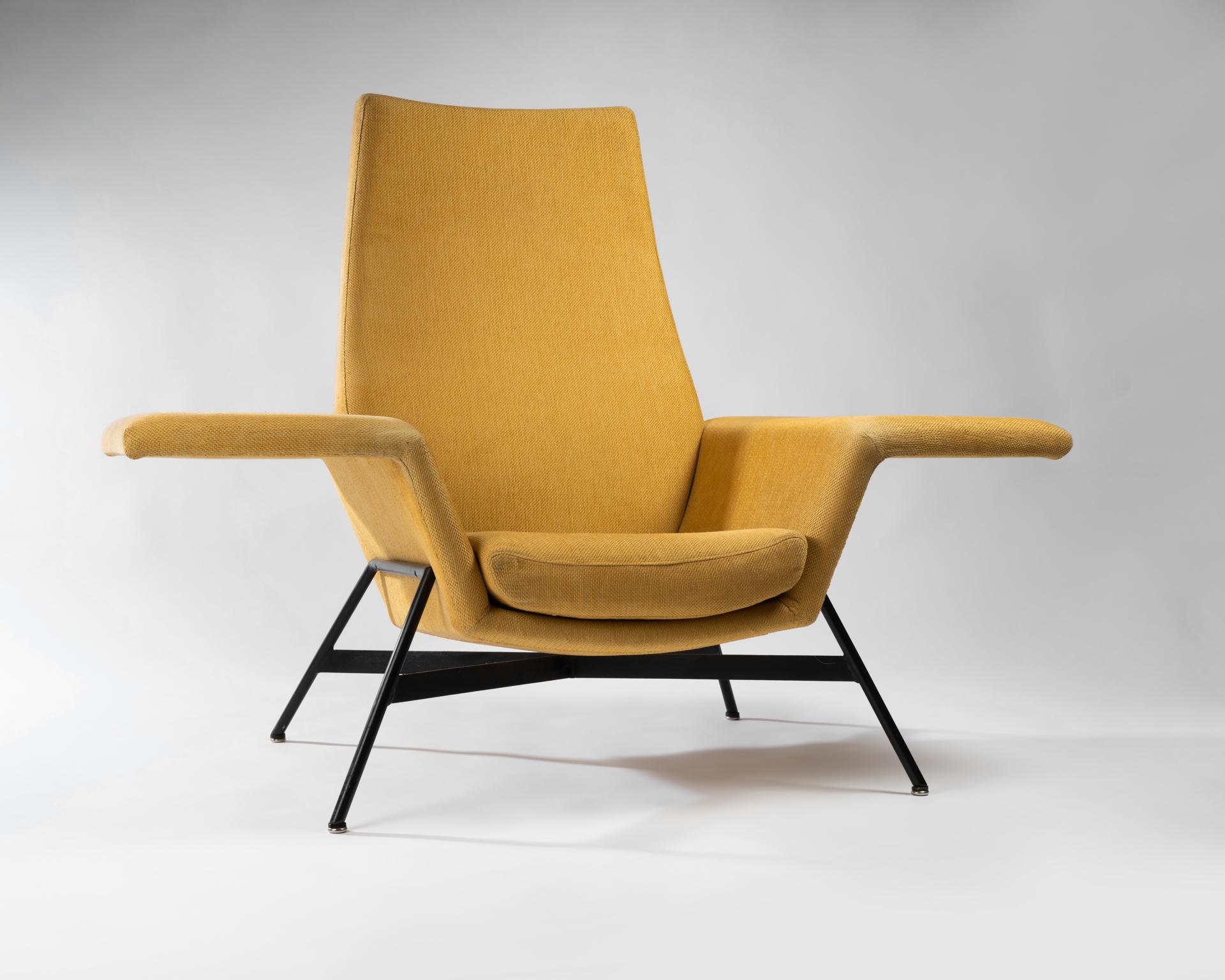 This very rare easy chair was designed in 1961 by Otto & Ridi Kolb and Produced by Walter Knoll in America. The Easy chair is extremely comfortable and practical thanks to its very wide armrests can be used as integrated side tables.
