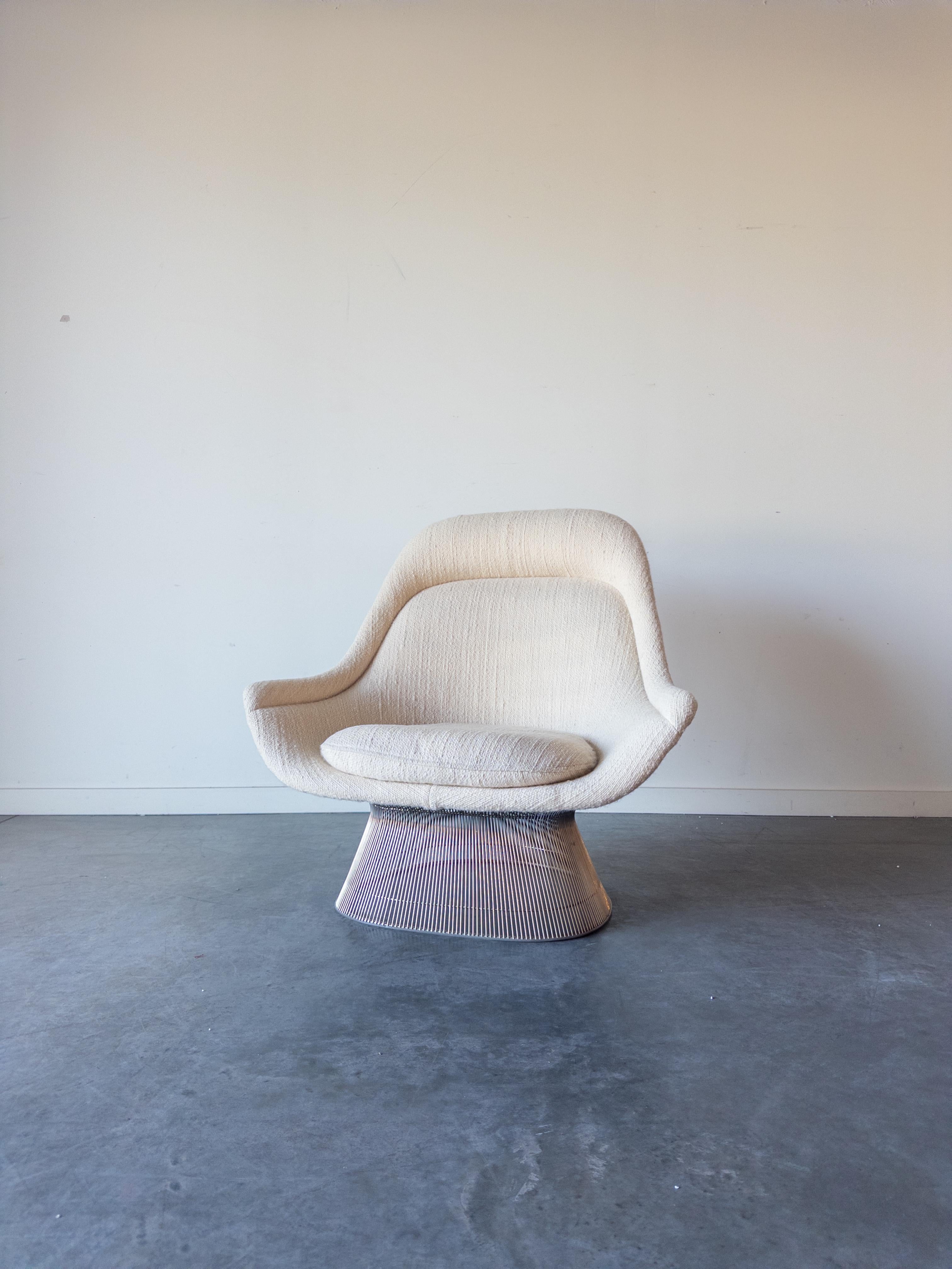 Model 1715 easy chair, designed by Warren Platner for Knoll. Zinc steel wire rods are bent and welded to form a graceful, sculptural Silhouette. A generously sized lounge chair, the comfortable seat is upholstered in Knoll Wool bouclé in Pearl. This