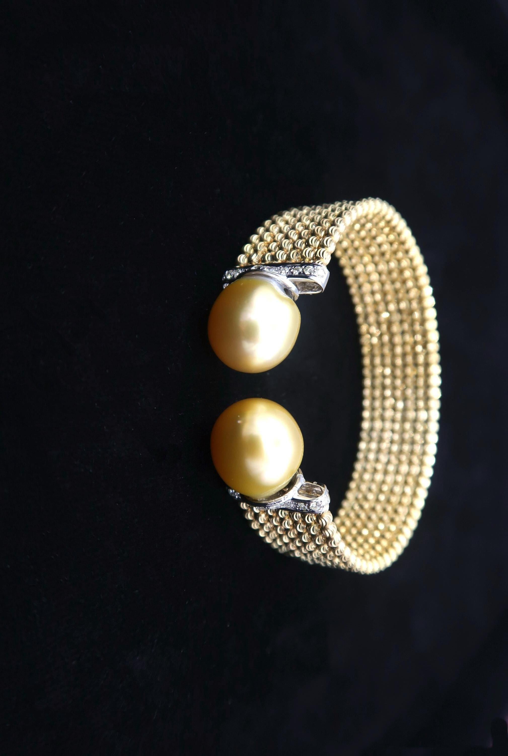 Easy-to-Wear Spring Open Bangle in 18K Gold w/ Diamonds & Gold South Sea Pearls In New Condition For Sale In Bangkok, TH