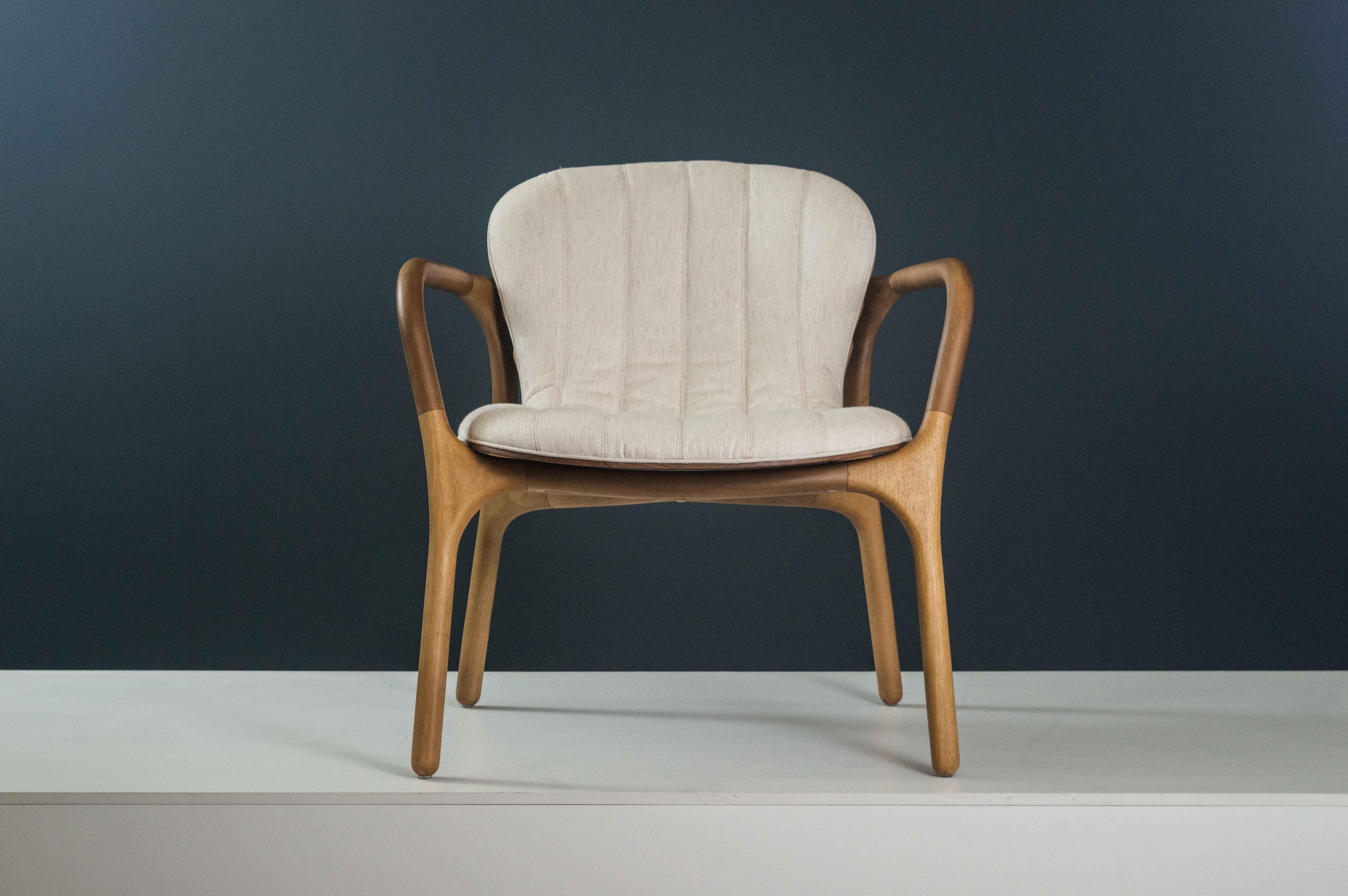 Armchair with wooden structure and upholstered seat. The first sketches of the Coral Line, consisting of an armchair and a chair, start from the observation of marine life, shells and crustaceans.
The formal result seeks textures and shapes that