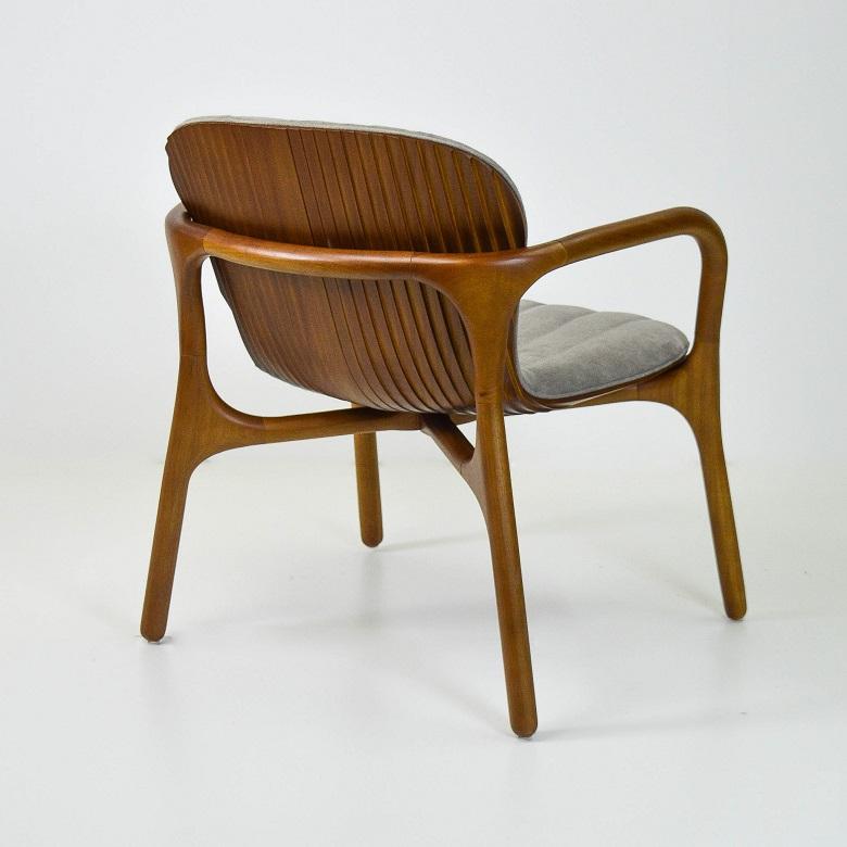 Sessel mit Korallenholzrückenlehne aus brasilianischem zeitgenössischem Holz und Stoff von Lattoog (Moderne) im Angebot
