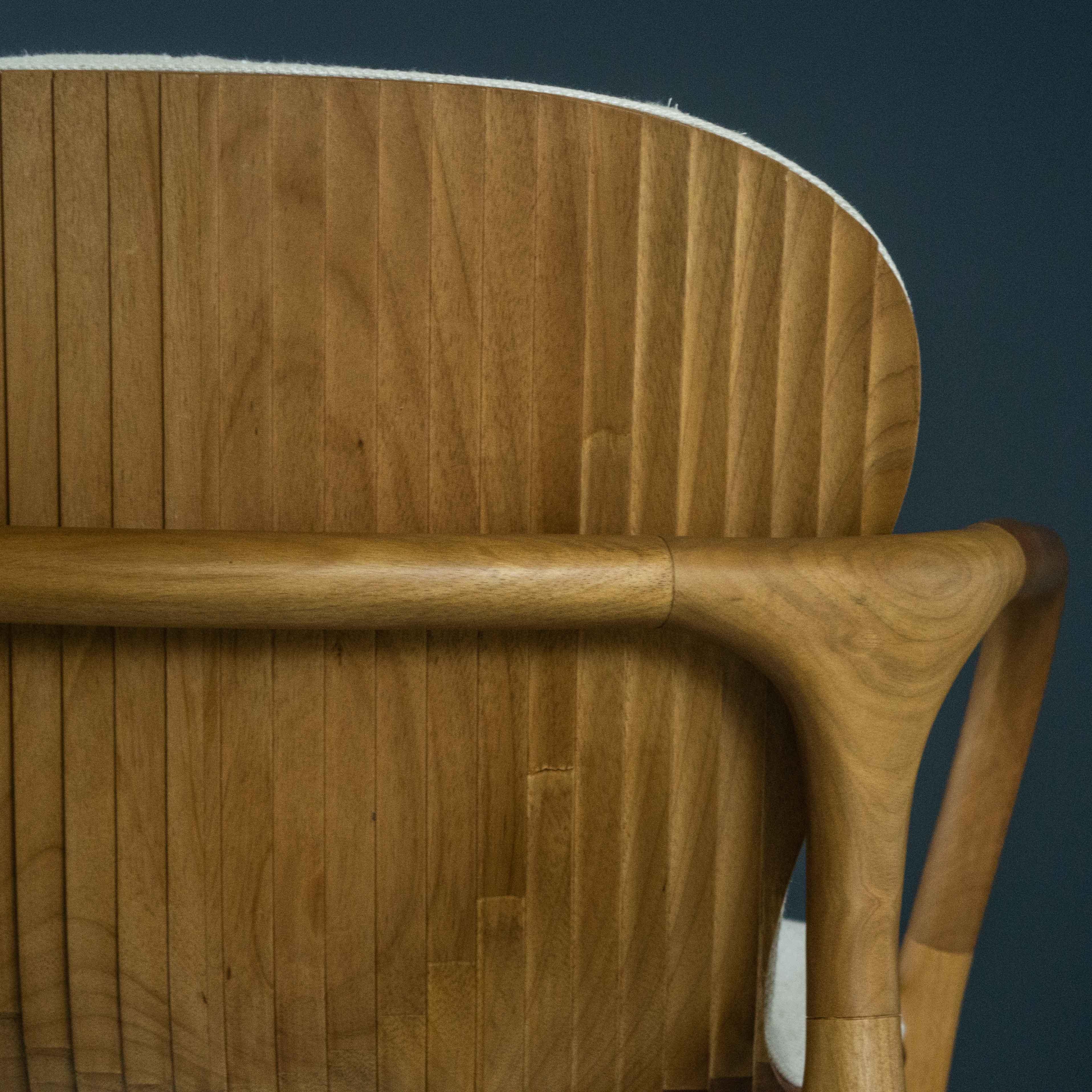 Sessel mit Korallenholzrückenlehne aus brasilianischem zeitgenössischem Holz und Stoff von Lattoog im Zustand „Neu“ im Angebot in Sao Paolo, BR