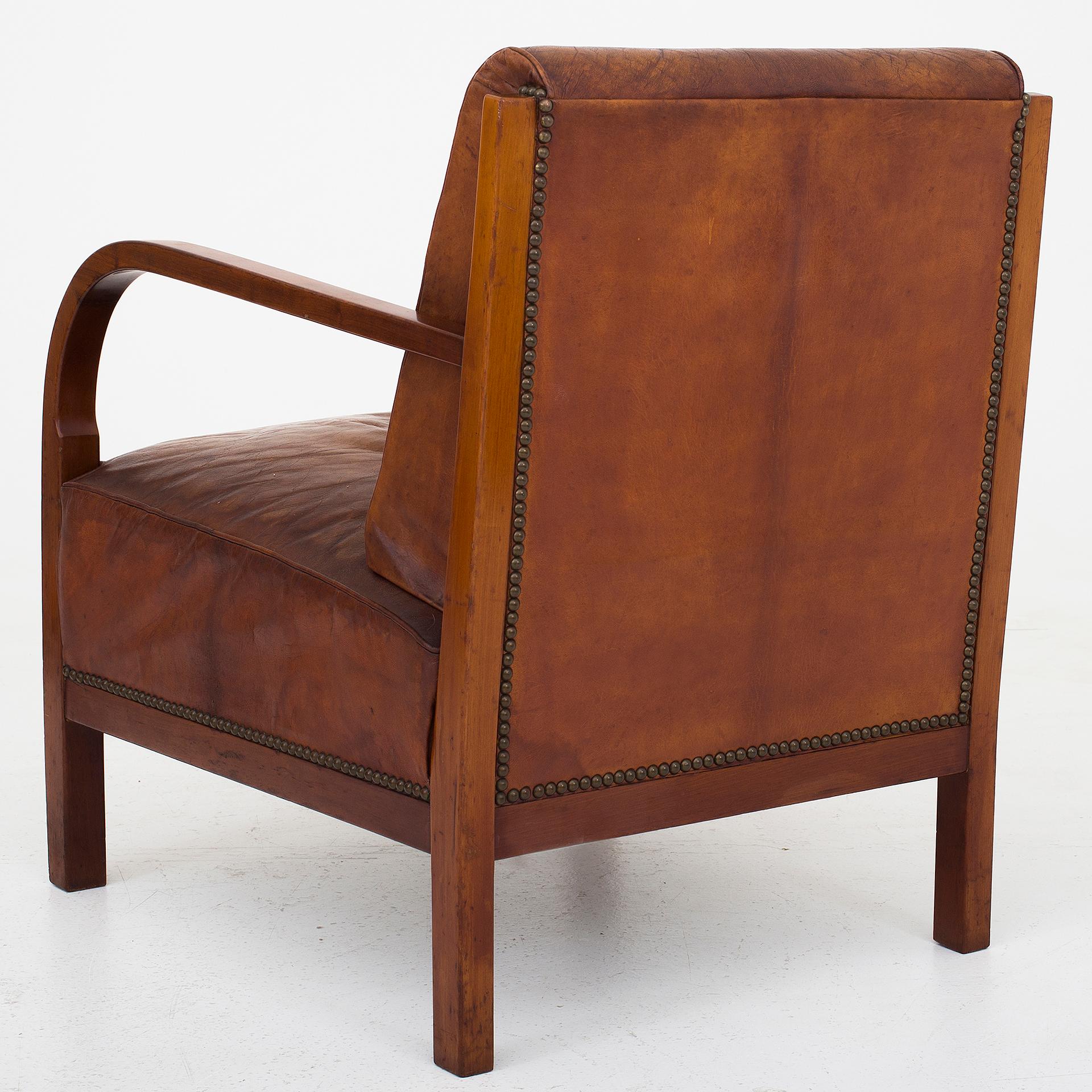 Armchair in original Niger leather with nails in brass and frame of  mahogany. Unknown maker.