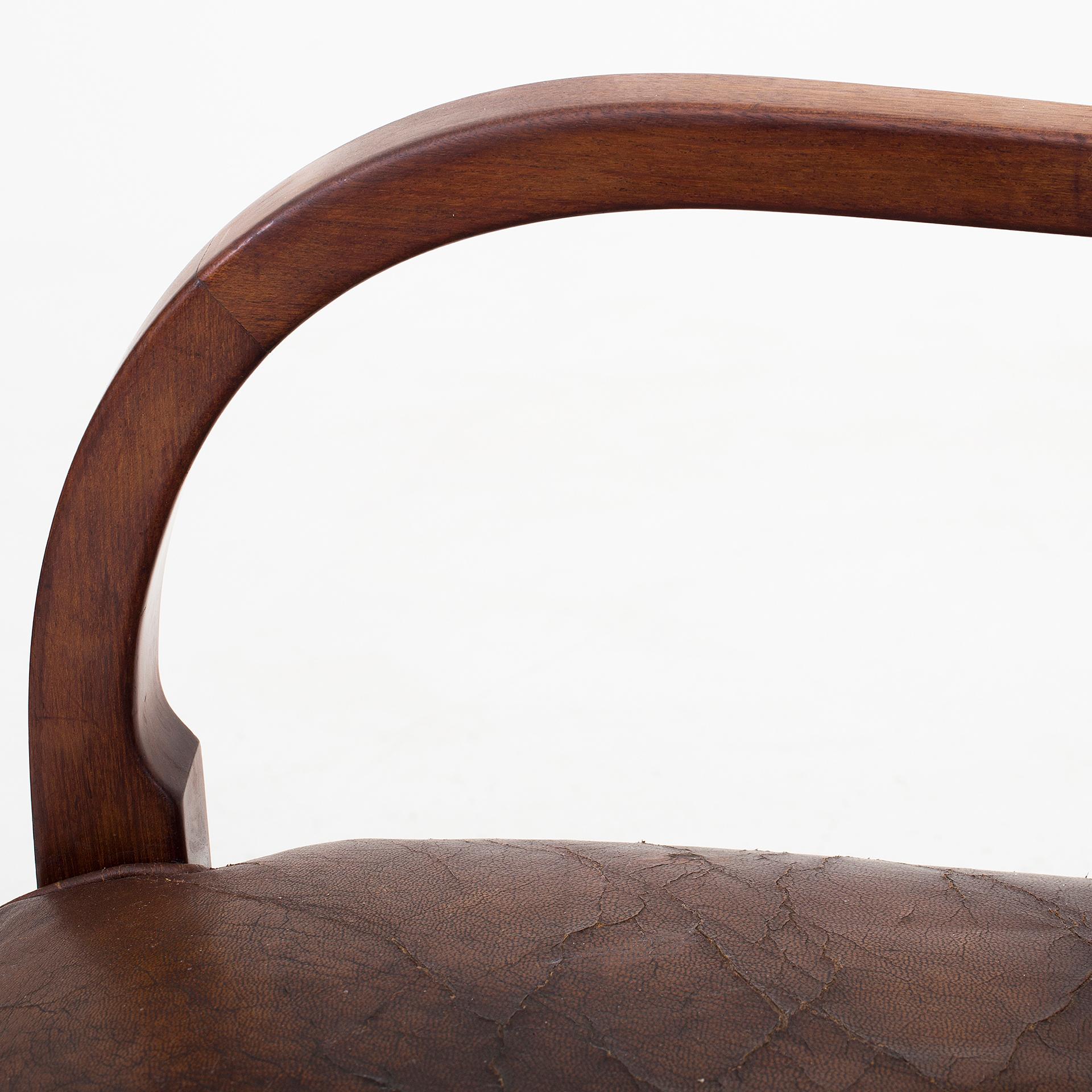 Patinated Easychair in mahogany and patinated Niger leather For Sale
