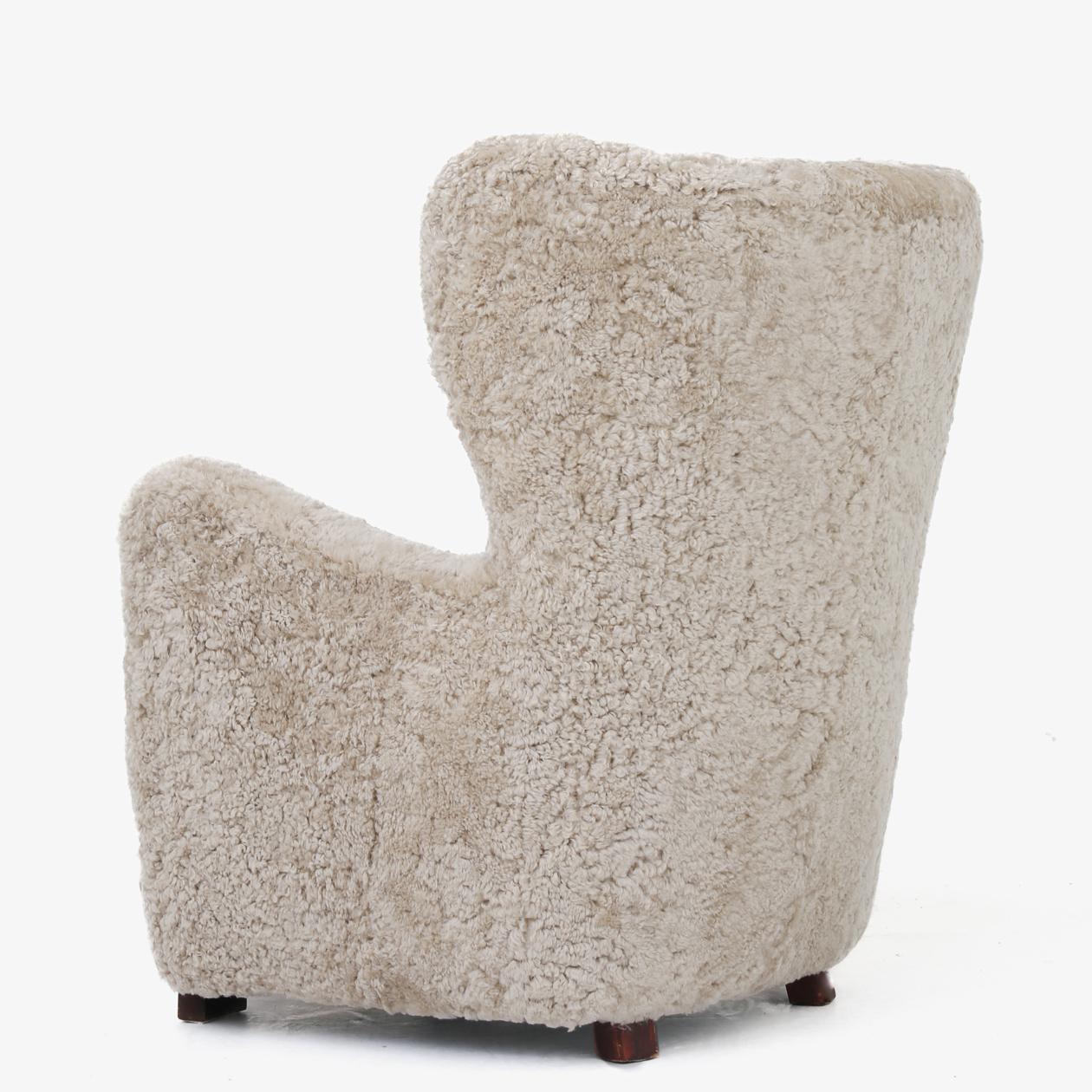 Gepolsterter Sessel aus neuem Lammfell mit Beinen aus patinierter Eiche aus den 1940er Jahren. Unbekannter Hersteller.