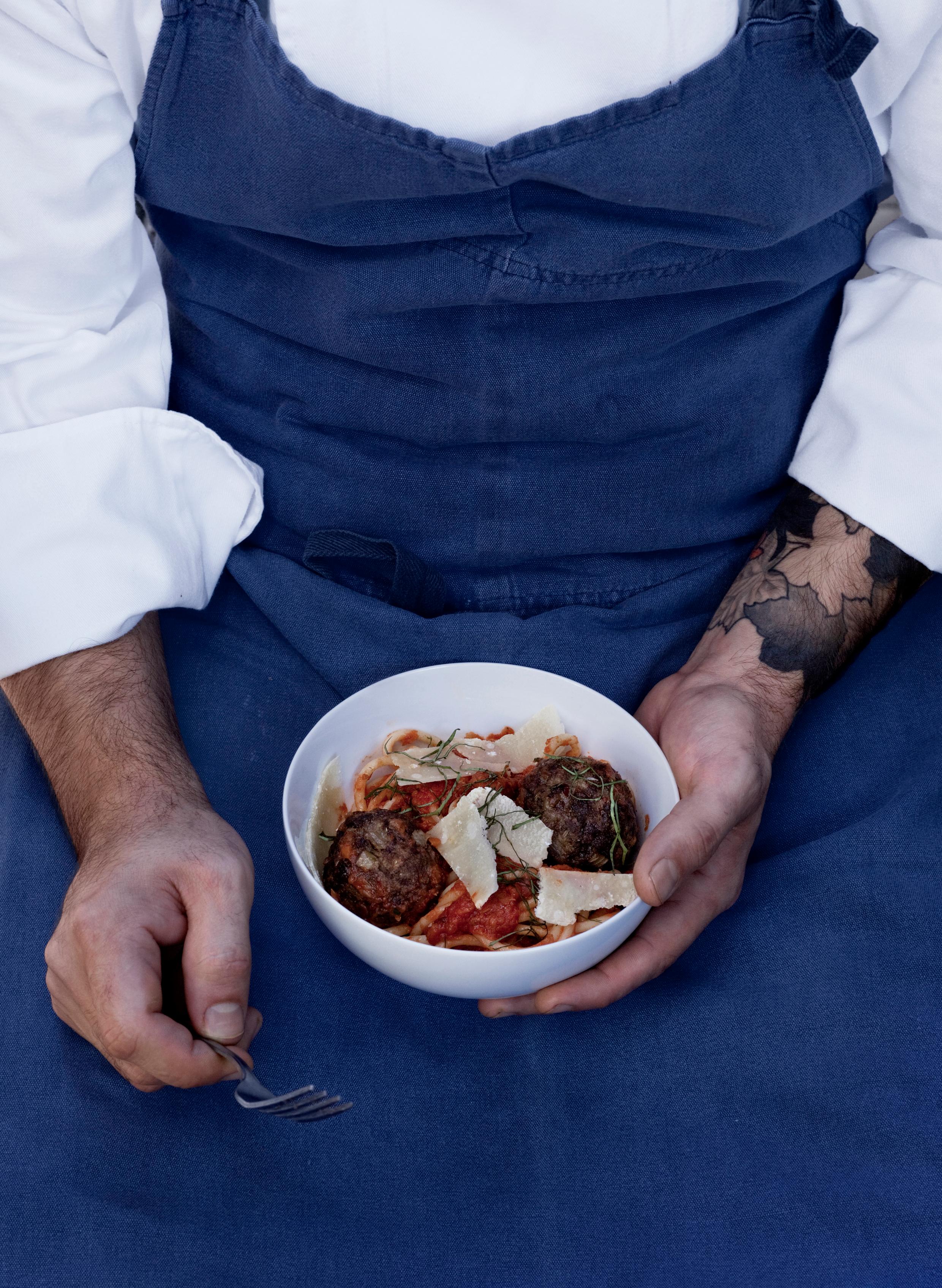 Eating with the Chefs documents the daily meal shared by chefs and front-of-house staff at eighteen top restaurants including Noma, Le Chateaubriand and The French Laundry. 

Captured through exquisite photography by Per-Anders Jörgensen and