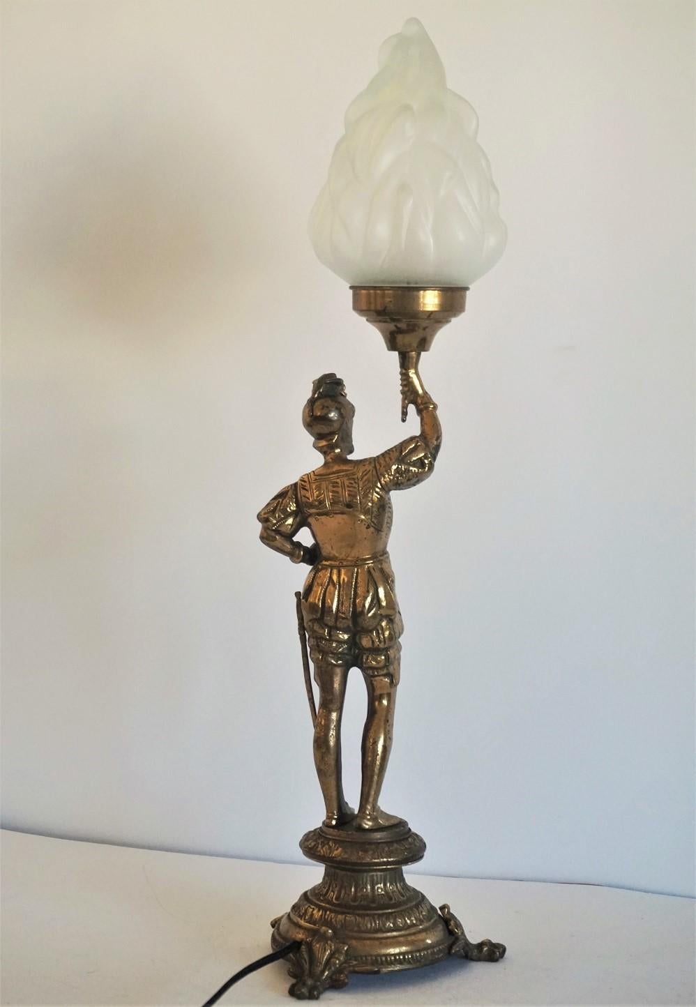 Bronze-Ritter-Skulptur-Kandelaber des frühen 20. Jahrhunderts, elektrifizierte Tischlampe im Angebot 3