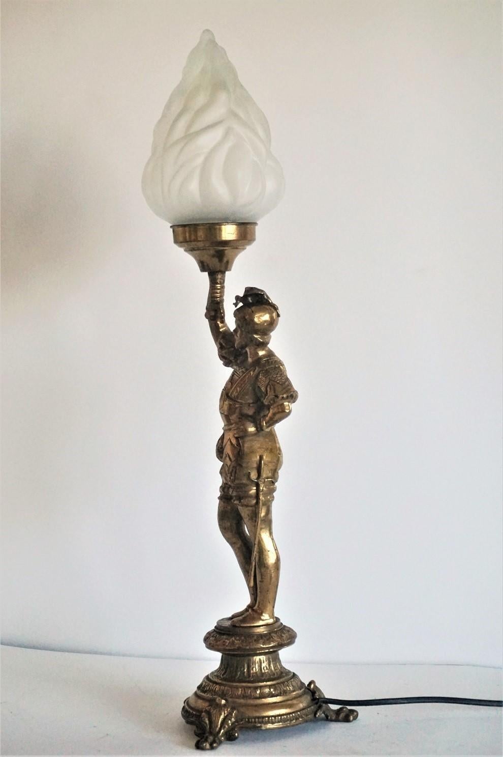 Bronze-Ritter-Skulptur-Kandelaber des frühen 20. Jahrhunderts, elektrifizierte Tischlampe im Angebot 4
