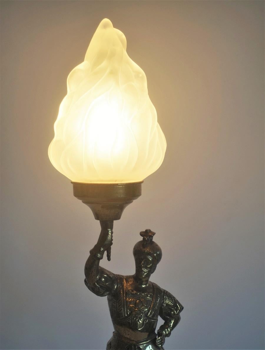 Bronze-Ritter-Skulptur-Kandelaber des frühen 20. Jahrhunderts, elektrifizierte Tischlampe (Portugiesisch) im Angebot