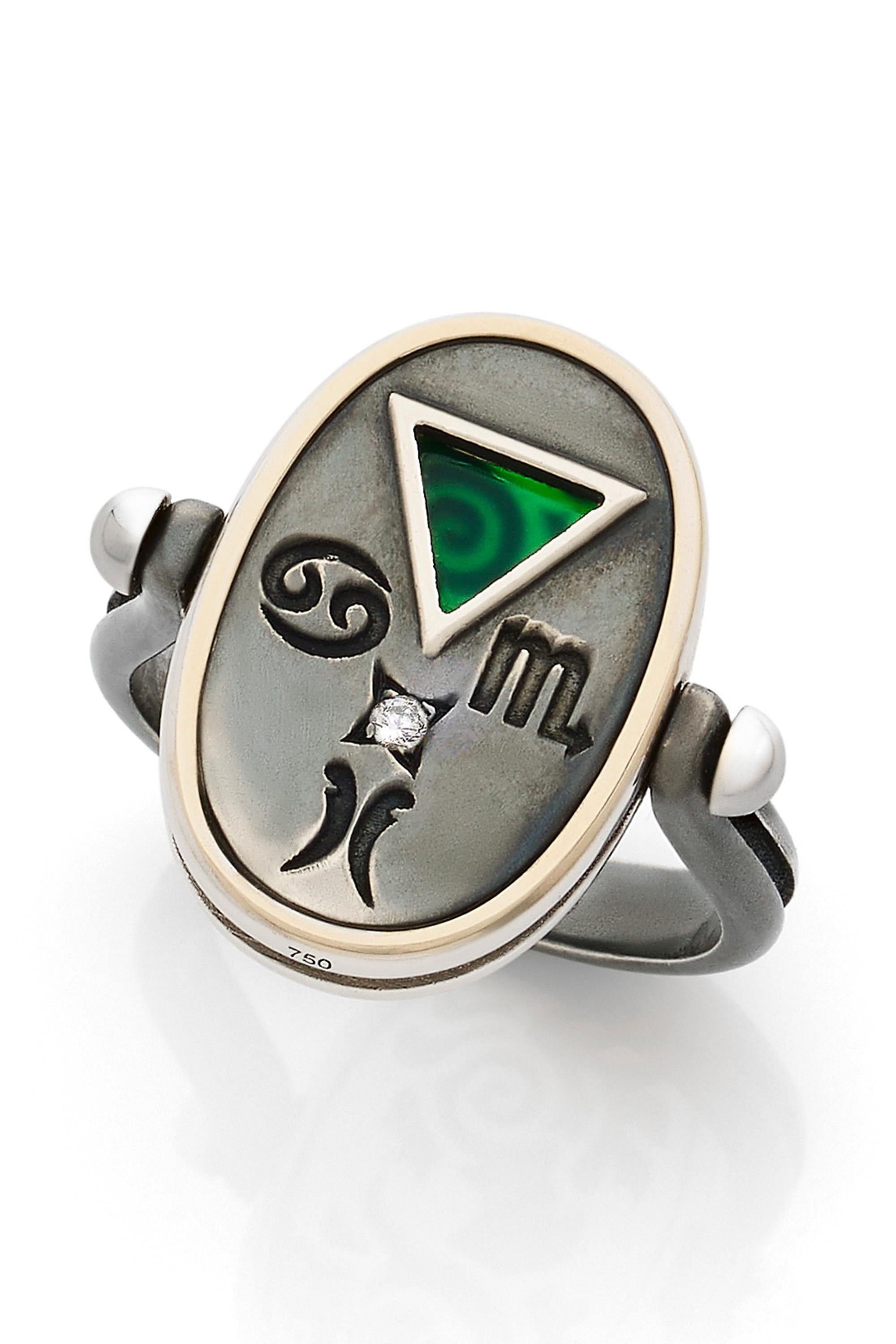 Gold and distressed silver ring. On one side, encrusted with a diamond, are engraved Water signs (Cancer, Scorpio, Pisces). On the other side is an openwork depicting a fish on an agate base.

Details:
Green Agate
Diamond: 0.015 cts
18k White Gold: