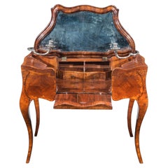 Ebanisteria del XVIII secolo, Toilette lastronata in noce e radica di tuja