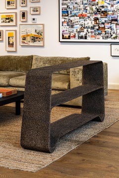 "Consola de bronce Ebb & Alloy" de William Emmerson