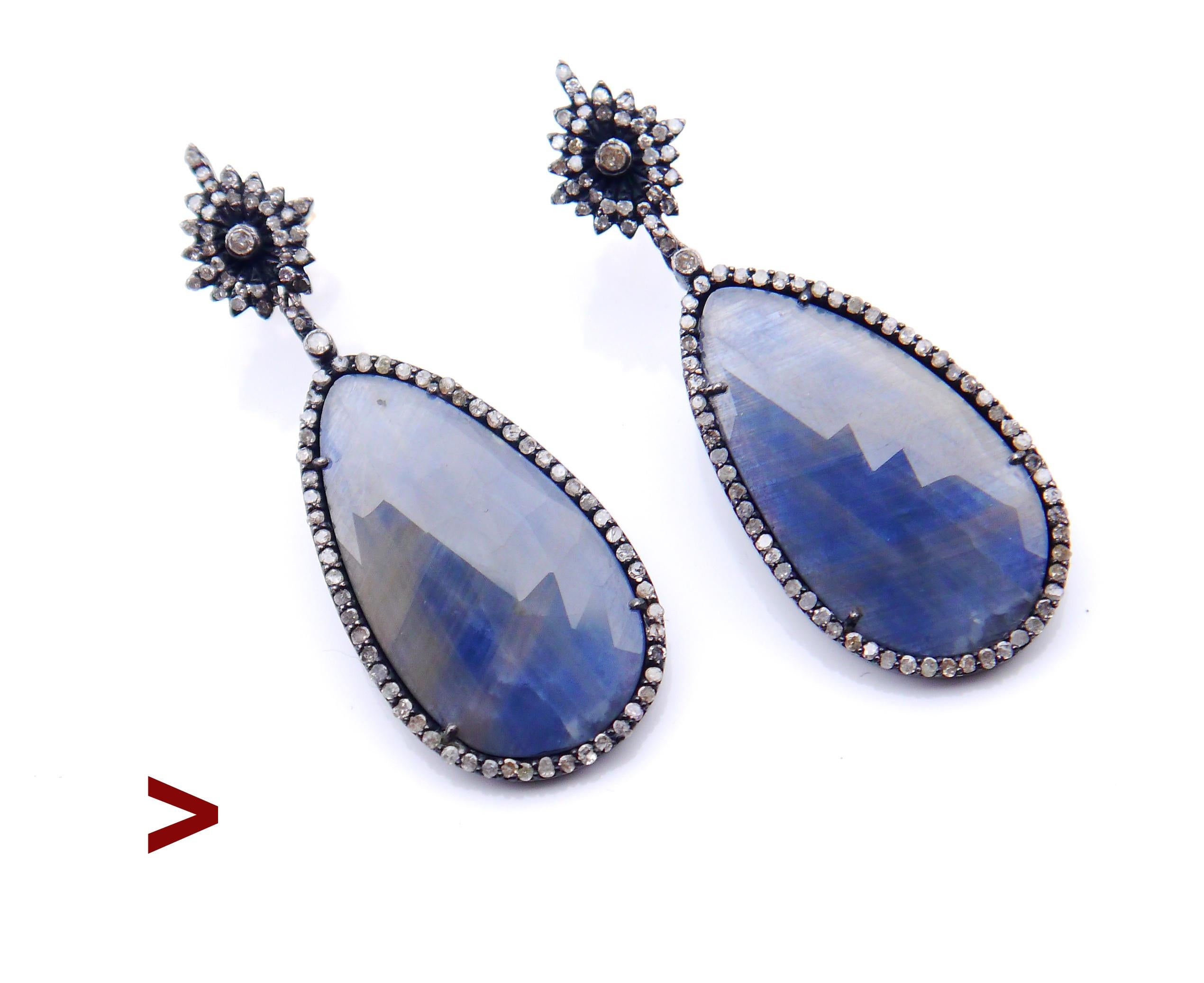 Un paio di insoliti e stravaganti pendenti svedesi di EBBA von Brahe con un mix di grandi zaffiri blu naturali, diamanti, oro e argento patinato. Parti in argento, oro 14 e 18 carati. Marchio 925.

Ciascun orecchino misura 52 mm x 20 mm, compresa la