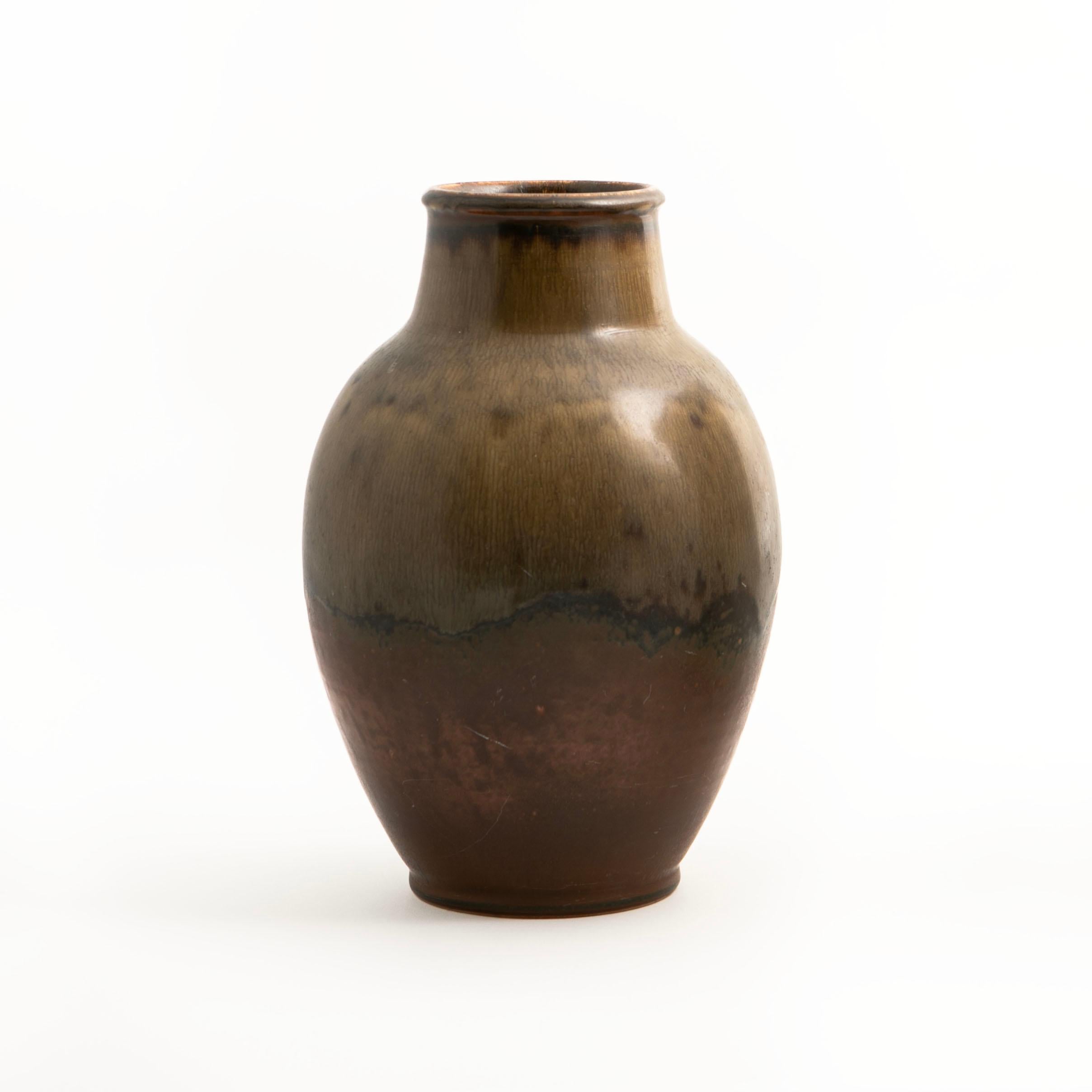 Ebbe Sadolin, Dänin 1900-1982

Vase von Ebbe Sadolin für Bing & Grøndal. Höhe: 29 cm.
Steingut mit einer unglaublich schönen Glasur in Erdtönen.

Die Vase hat eine kleine Reparatur am Hals, die so gekonnt ausgeführt wurde, dass sie kaum