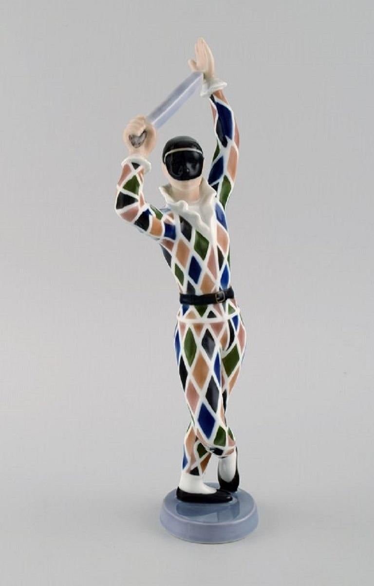 Ebbe Sadolin para Bing & Grøndahl. 
Figurita de porcelana de Arlequín. Model No. 2354. 
1970s.
Medidas: 28,5 x 10 cm.
En excelente estado.
Sellado.