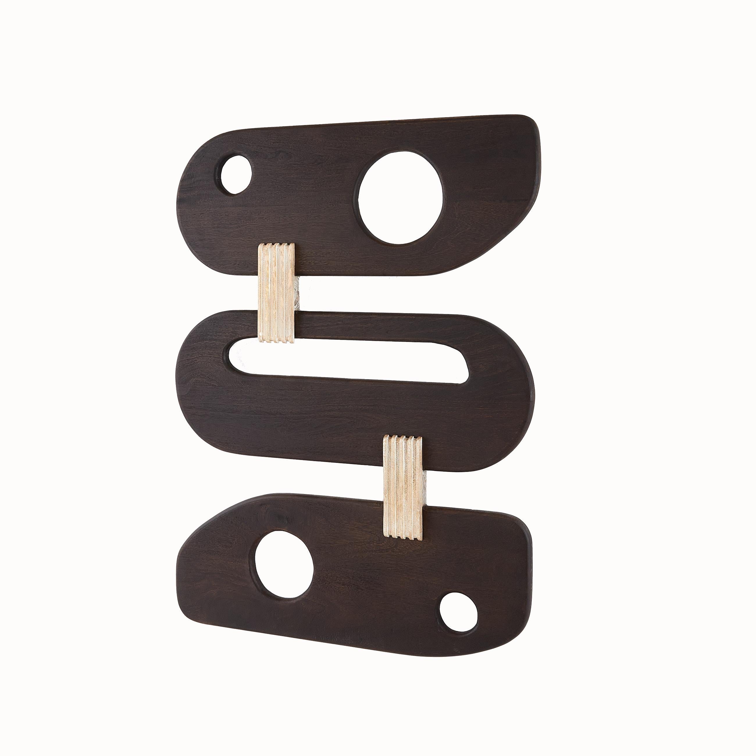 Targa da parete in legno di zibellino - Un audace cenno al design di metà secolo, questa targa da parete a tre pannelli cattura lo spirito dell'estetica mod con le sue linee pulite, i ritagli cellulari e il profilo elegante. Realizzato in legno di