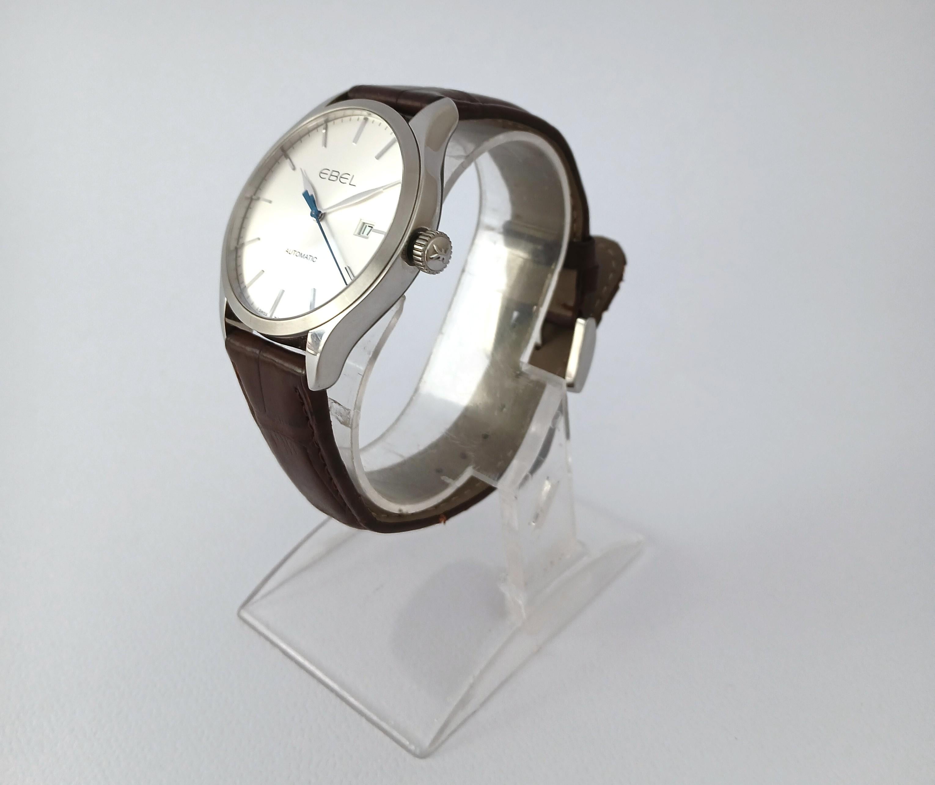  Descripción
Marca: Ebel

Model No: 100 Clásico

Número de referencia: E9120R40

País de fabricación: Suiza

Movimiento: Automático

Material de la caja: Acero inoxidable

Medidas : Anchura de la caja: 40 mm. (sin corona)

Tipo de correa : Piel de