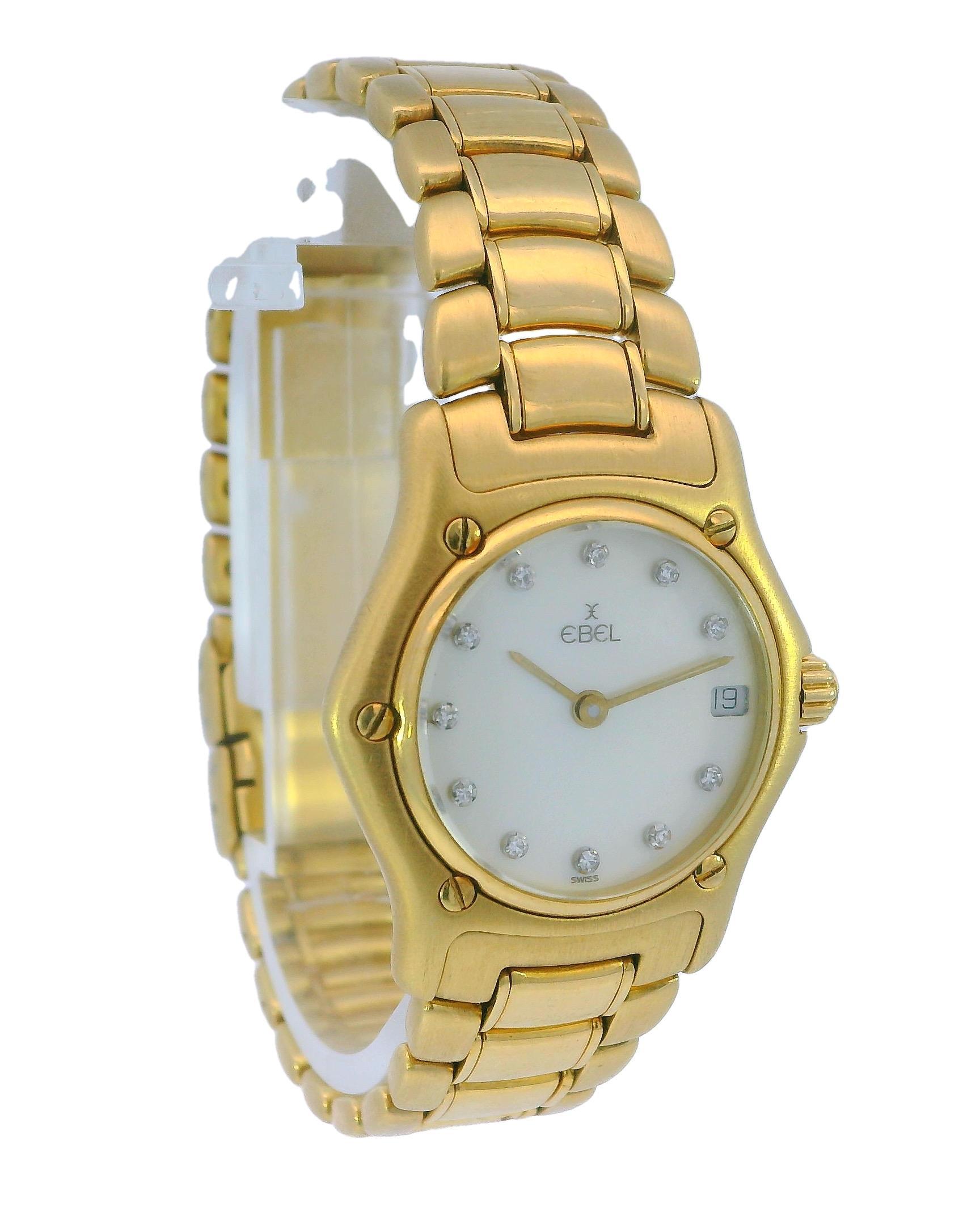 Die Uhr Ebel 1911 ist ein atemberaubendes Luxusschmuckstück, elegant gestaltet und sorgfältig aus 18 Karat Gold gefertigt. Mit ihrer Schweizer Präzision bietet diese Uhr Zuverlässigkeit und Raffinesse. Die Uhr hat ein rundes Gehäuse mit einem