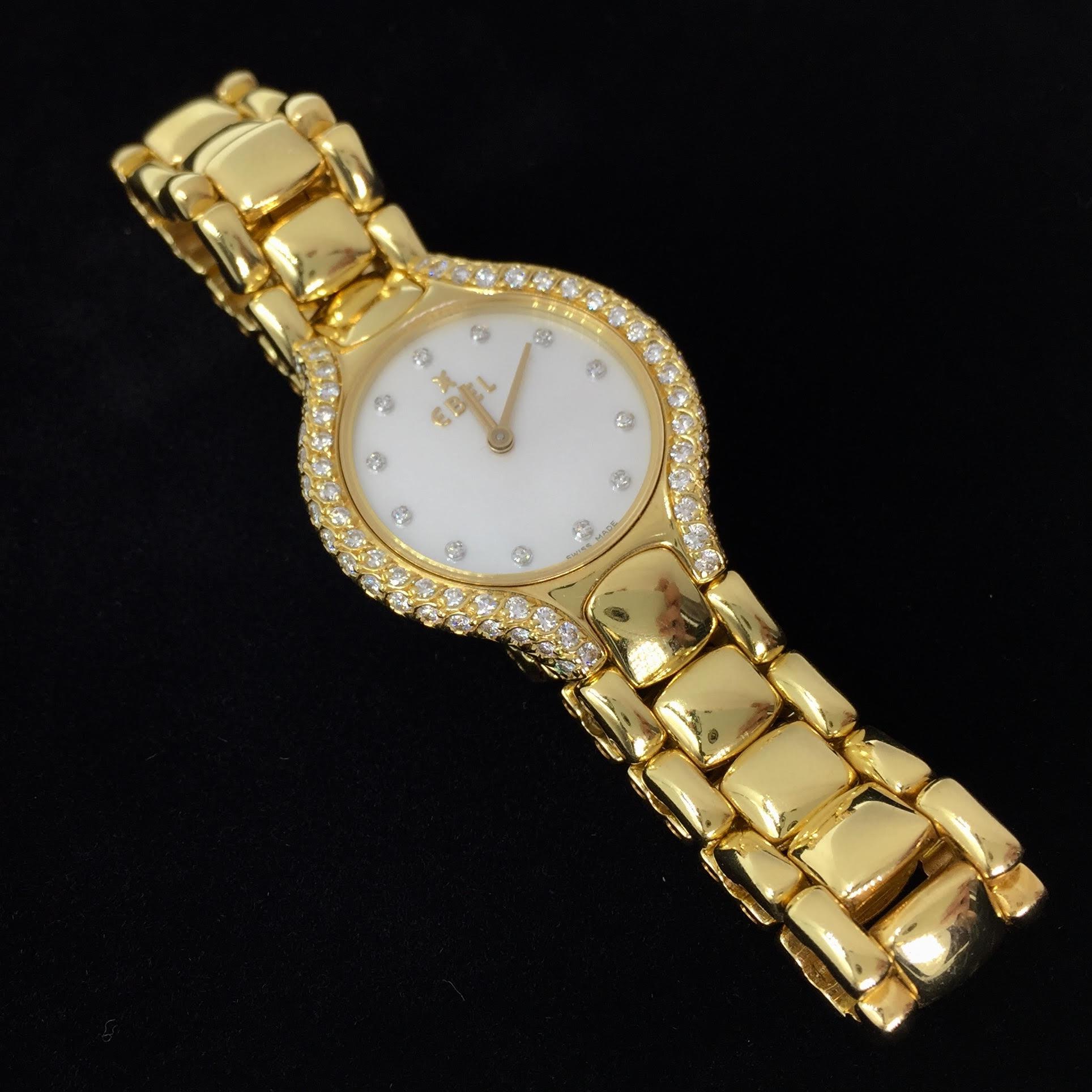 Montre de dame en or jaune 18 carats Ebel Beluga avec boîtier de 24 mm, cadran en nacre, index en diamant et belle lunette en diamant pavé. Mouvement à quartz. Référence : 866969 S/N : 4210822
La montre est d'occasion - en excellent état et a été