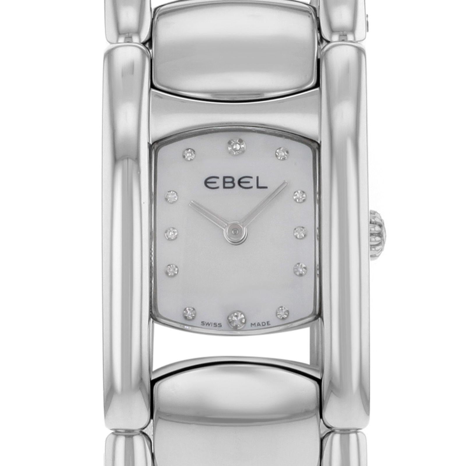 (10762)
Cette Ebel Beluga Manchette 9057A21 d'occasion est une belle pièce d'horlogerie pour femmes qui est animée par un mouvement à quartz et qui est logée dans un boîtier en acier inoxydable. Elle présente un visage de forme rectangulaire, un
